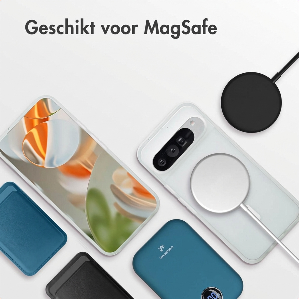 Twee telefoons, een hoesje, een powerbank en een kabel op wit oppervlak.