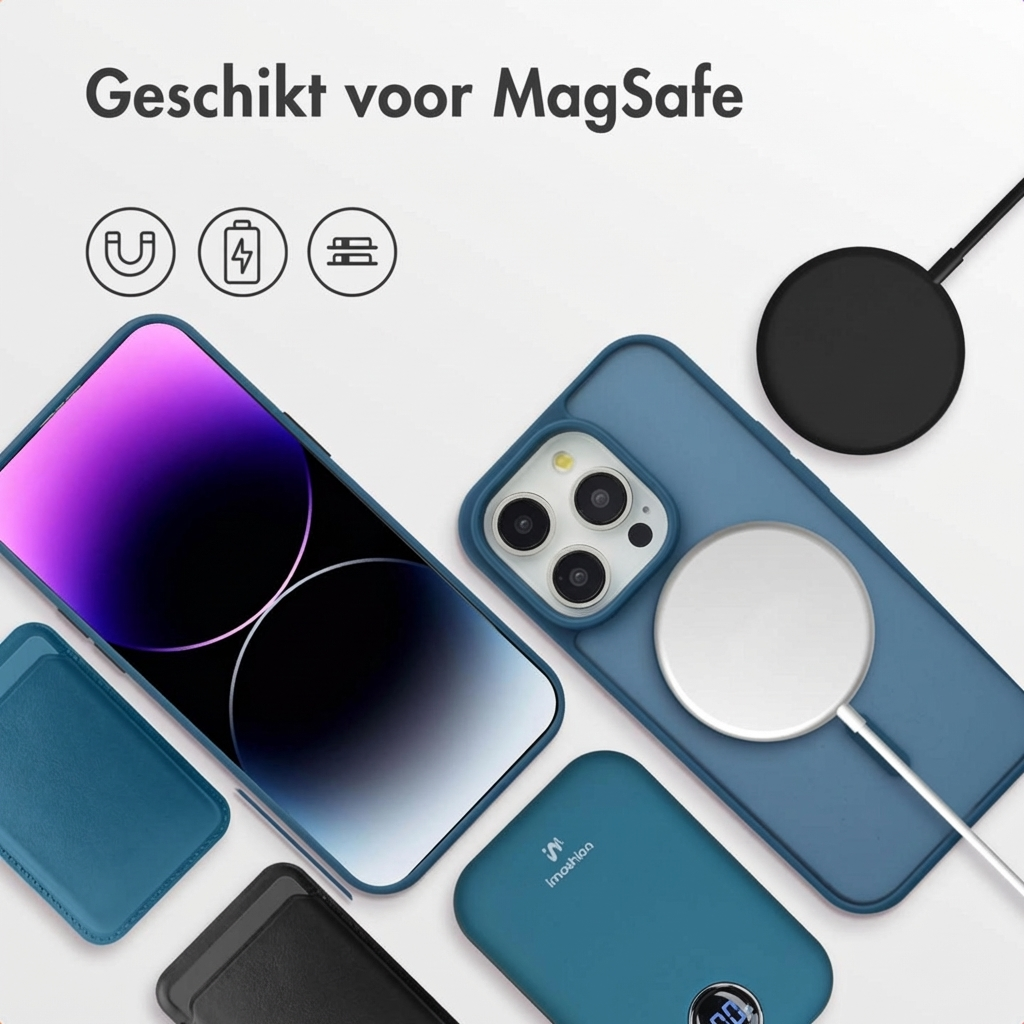 Blauw telefoonhoesje, MagSafe lader, powerbank en telefoon op witte achtergrond.