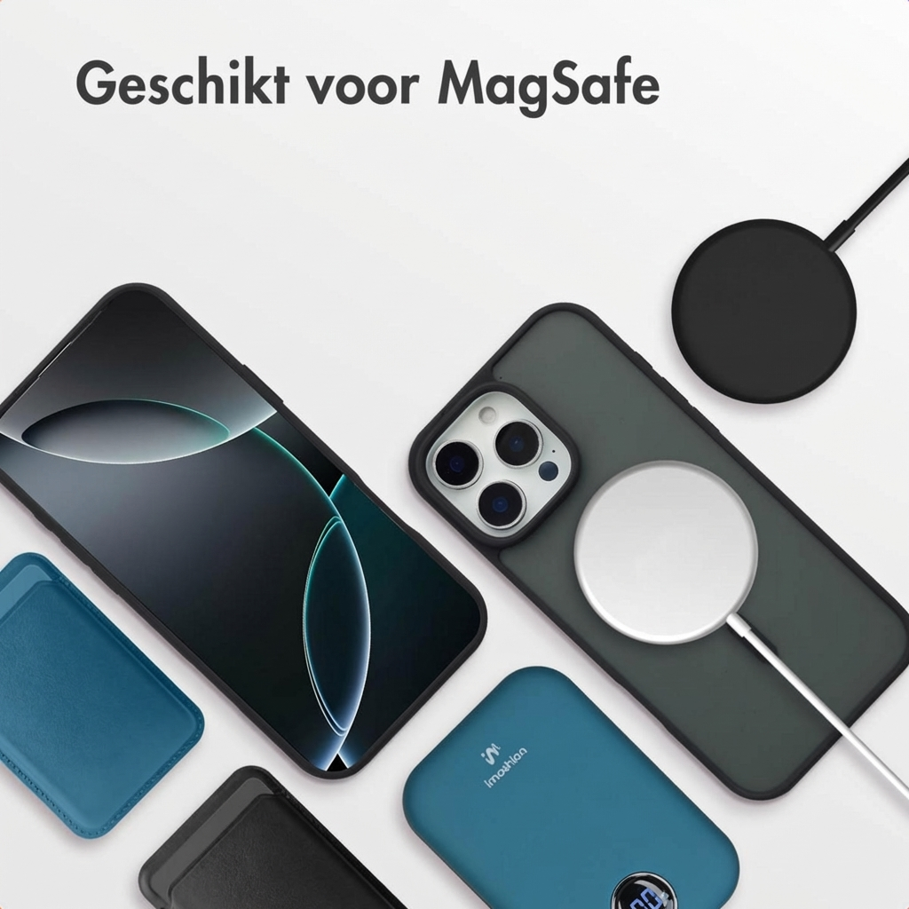 Twee iPhones, MagSafe opladers, hoesjes en een powerbank op witte achtergrond.