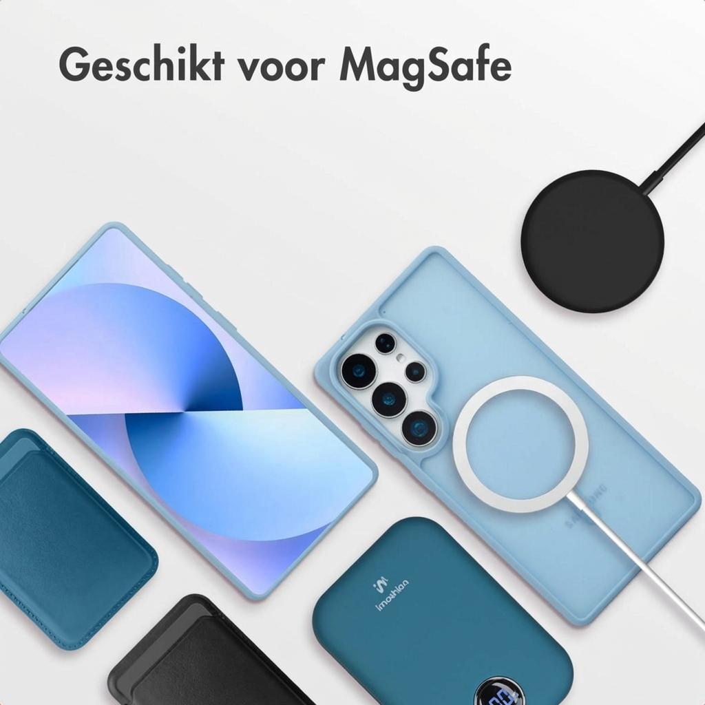 Een lichtblauwe smartphone ligt naast een telefoonhoesje, kaarthouder en powerbank.