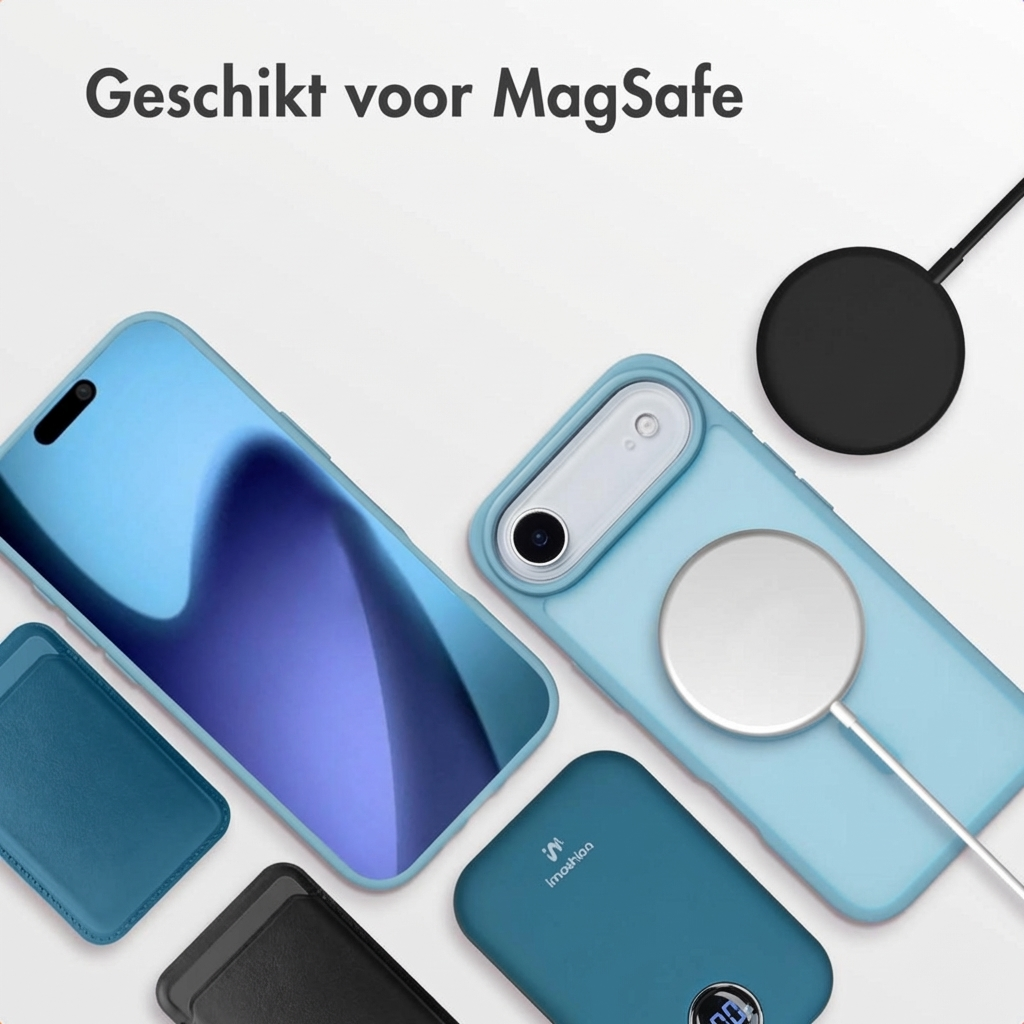 Blauwe telefoonhoesjes, MagSafe oplader en powerbank op witte achtergrond.