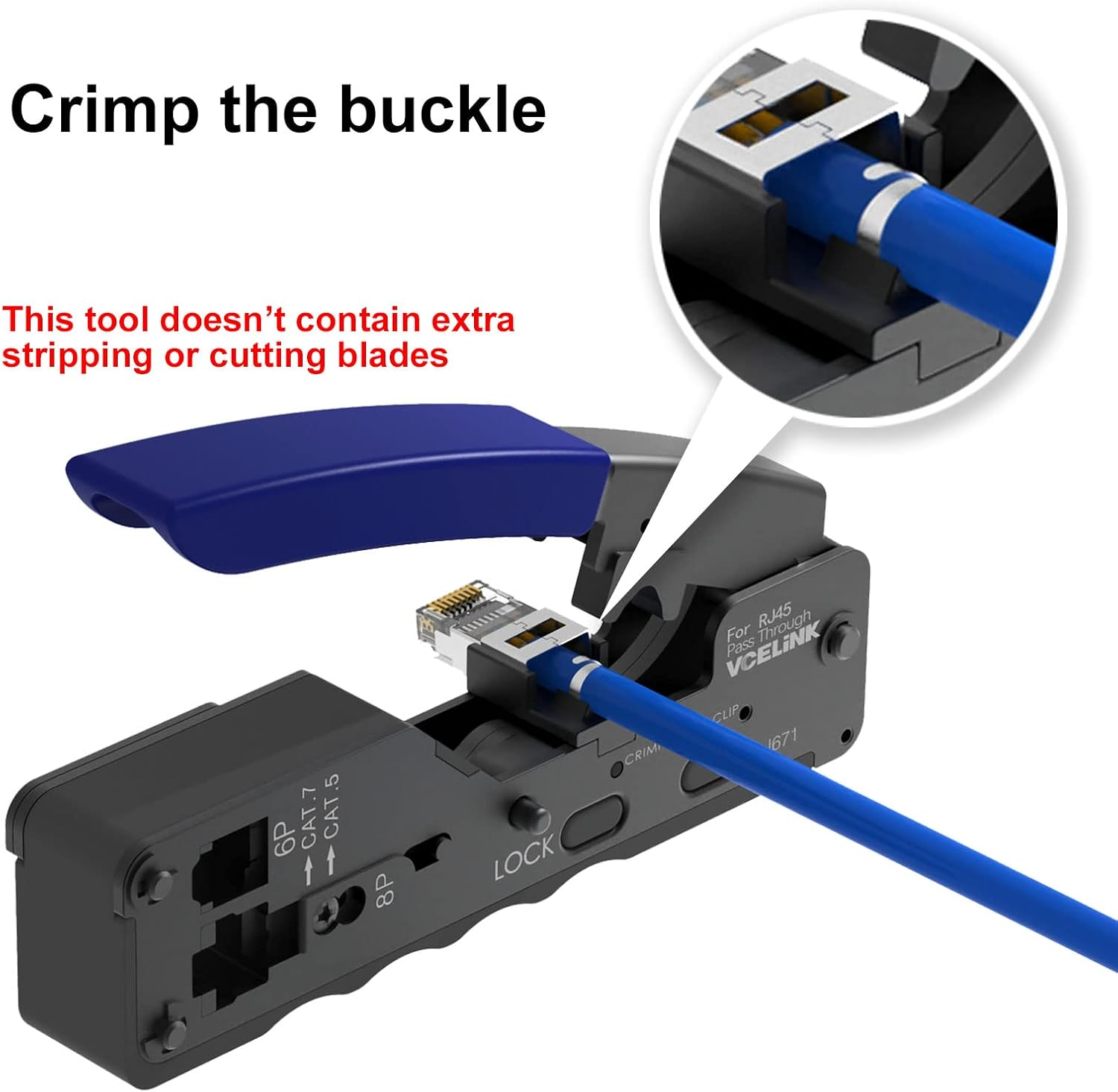 Ein blaues Netzwerkkabel wird in ein Crimpwerkzeug für RJ45-Stecker eingeführt.