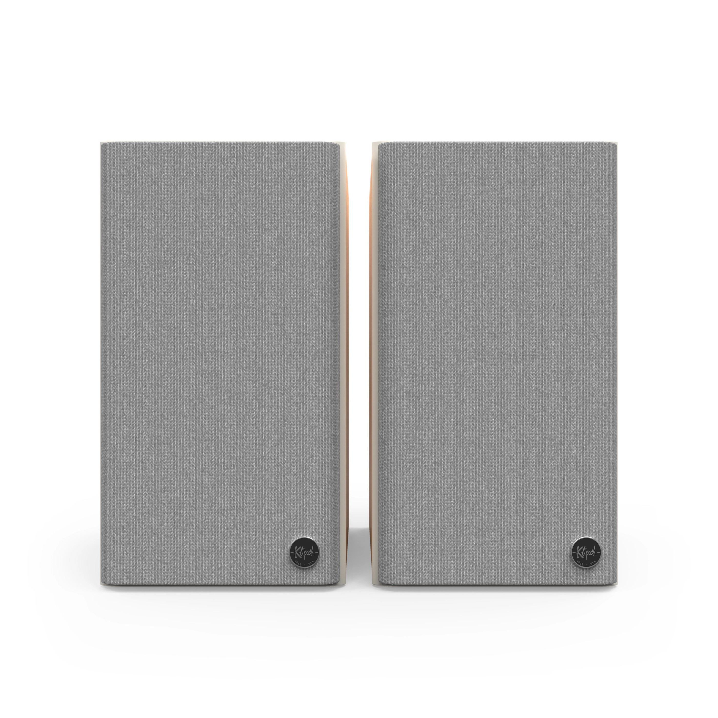 Zwei graue Lautsprecher mit beige'nen Seiten und einem Klipsch-Logo.