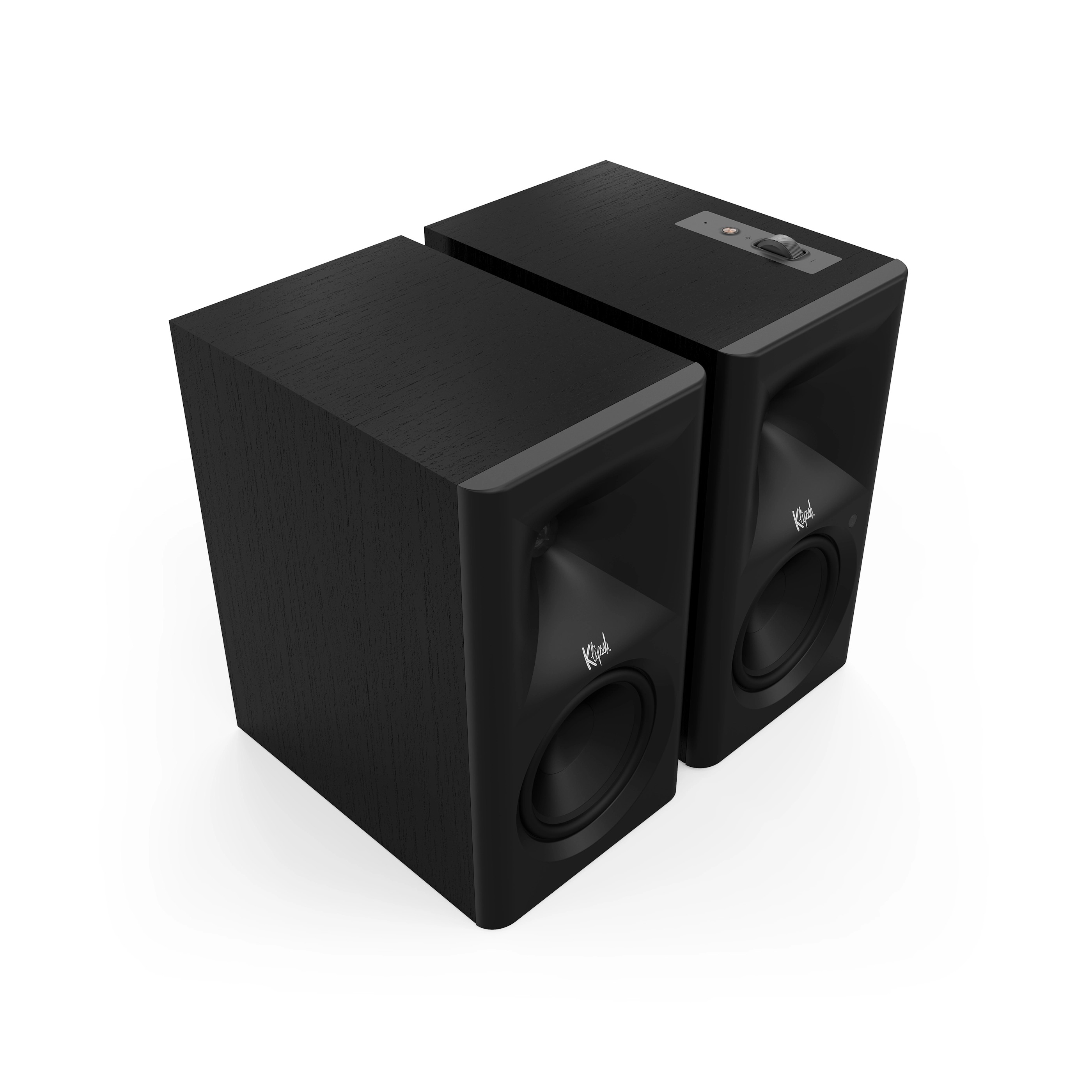 Zwei schwarze Klipsch-Lautsprecher mit Holzmaserung stehen nebeneinander.