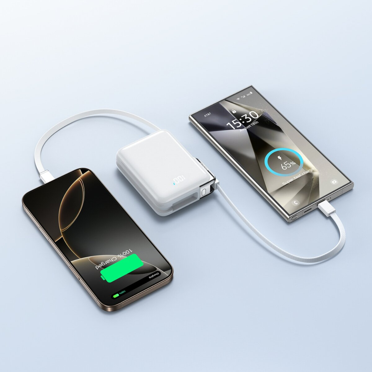 Ein weißer Powerbank lädt zwei Smartphones, eines ist bei 100%.