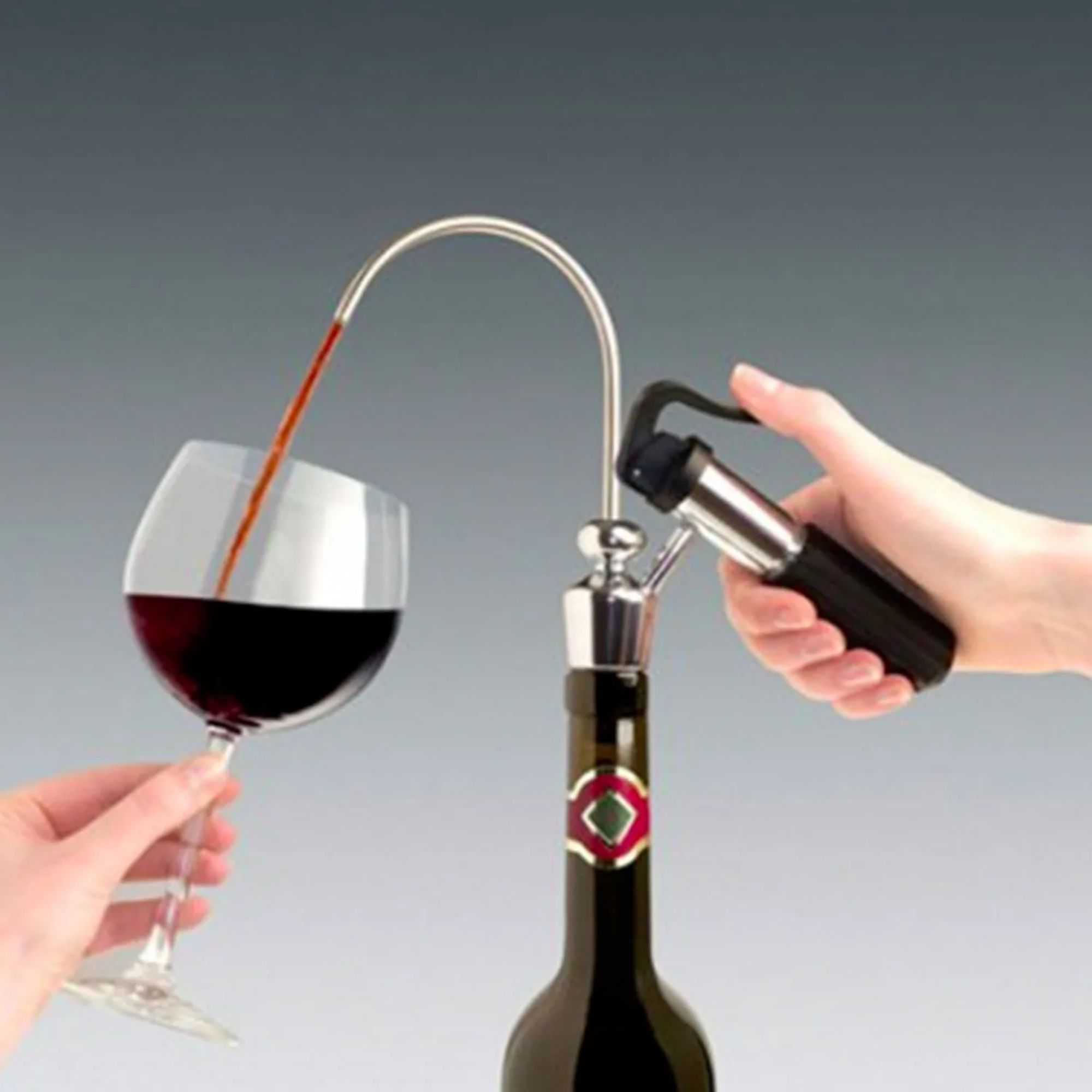 Il vino rosso viene pompato da una bottiglia in un bicchiere.