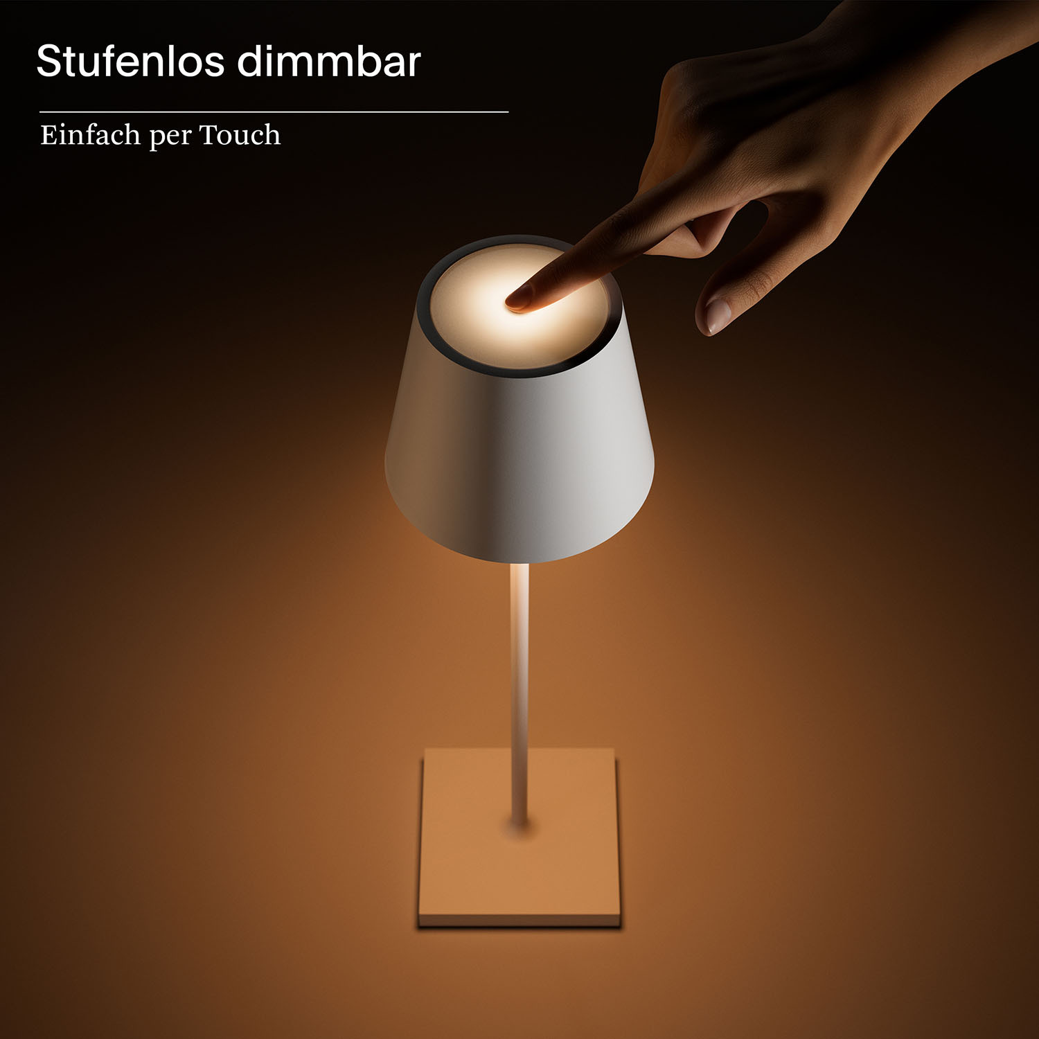 Eine Hand berührt eine weiße Lampe, die sanft leuchtet.