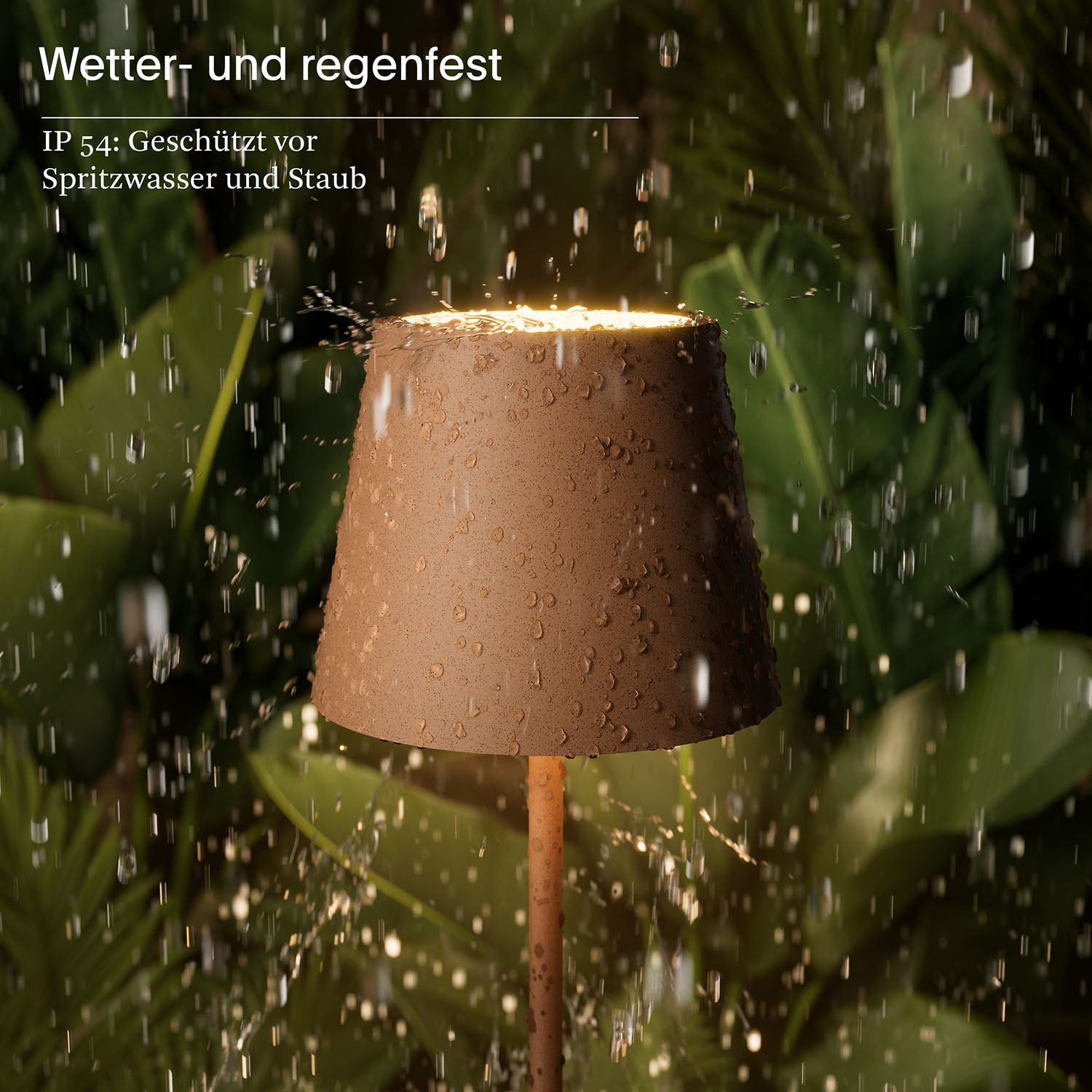 Eine braune Lampe im Regen, umgeben von grünen Blättern.