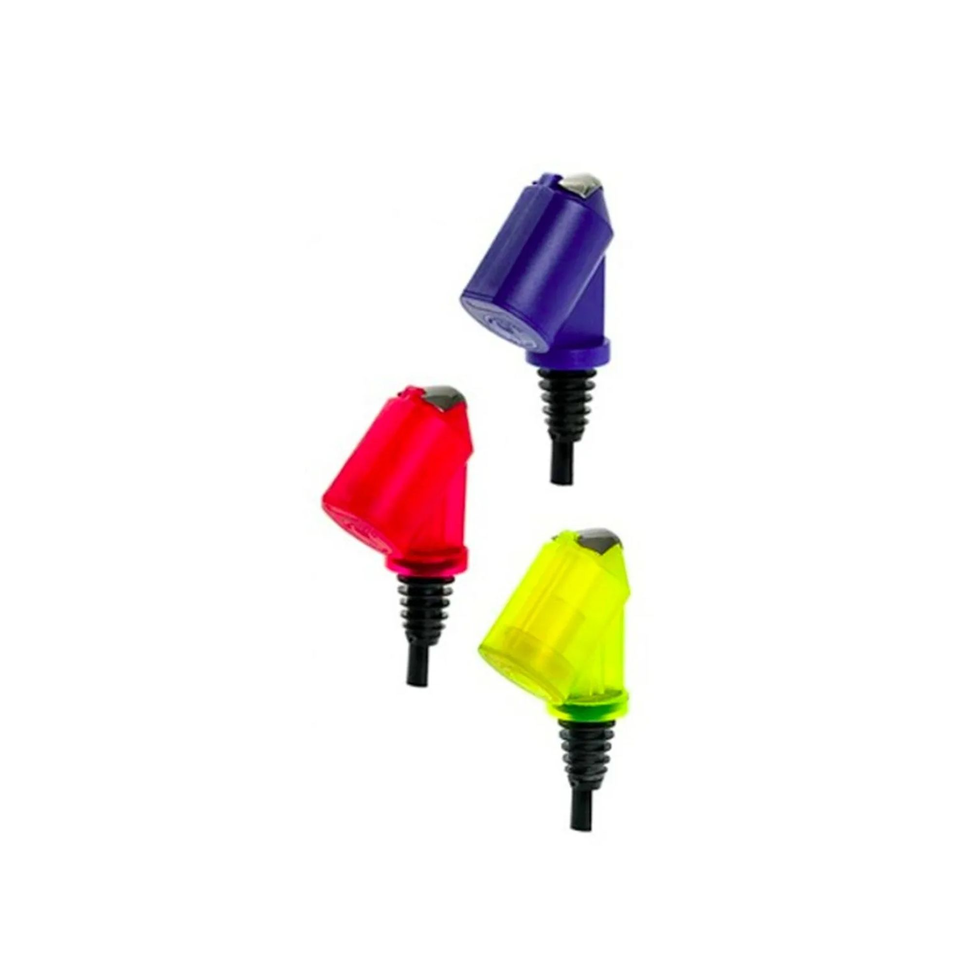 Tre versatori colorati per liquori in rosso, giallo e viola su sfondo bianco.