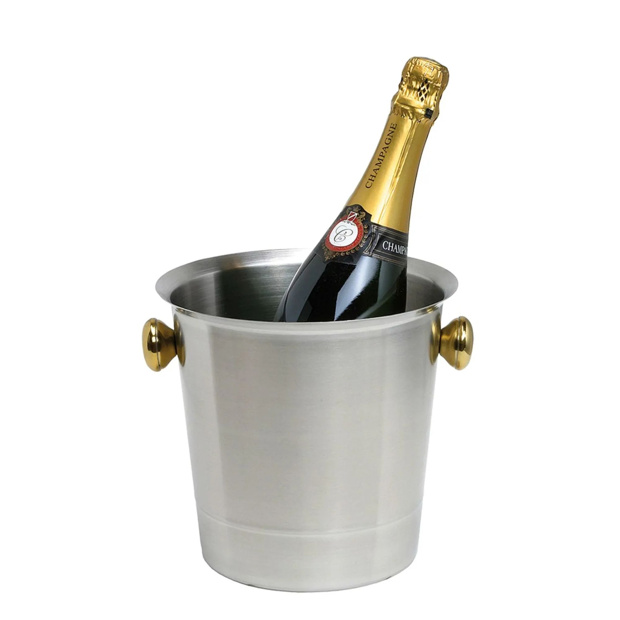 Una bottiglia di champagne in un secchiello per il ghiaccio argentato con manici dorati.