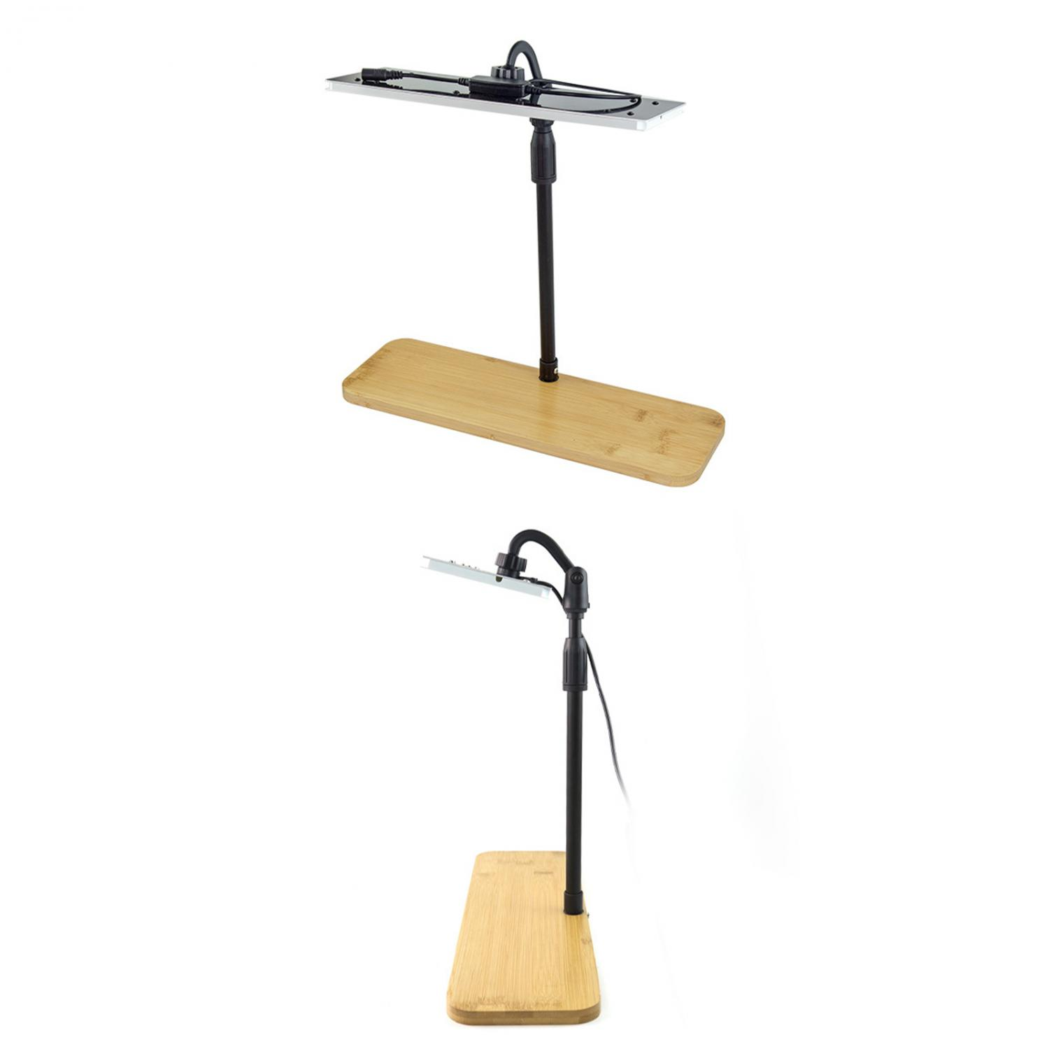 Ein Stehlampe mit schwarzem Arm und Holzsockel.