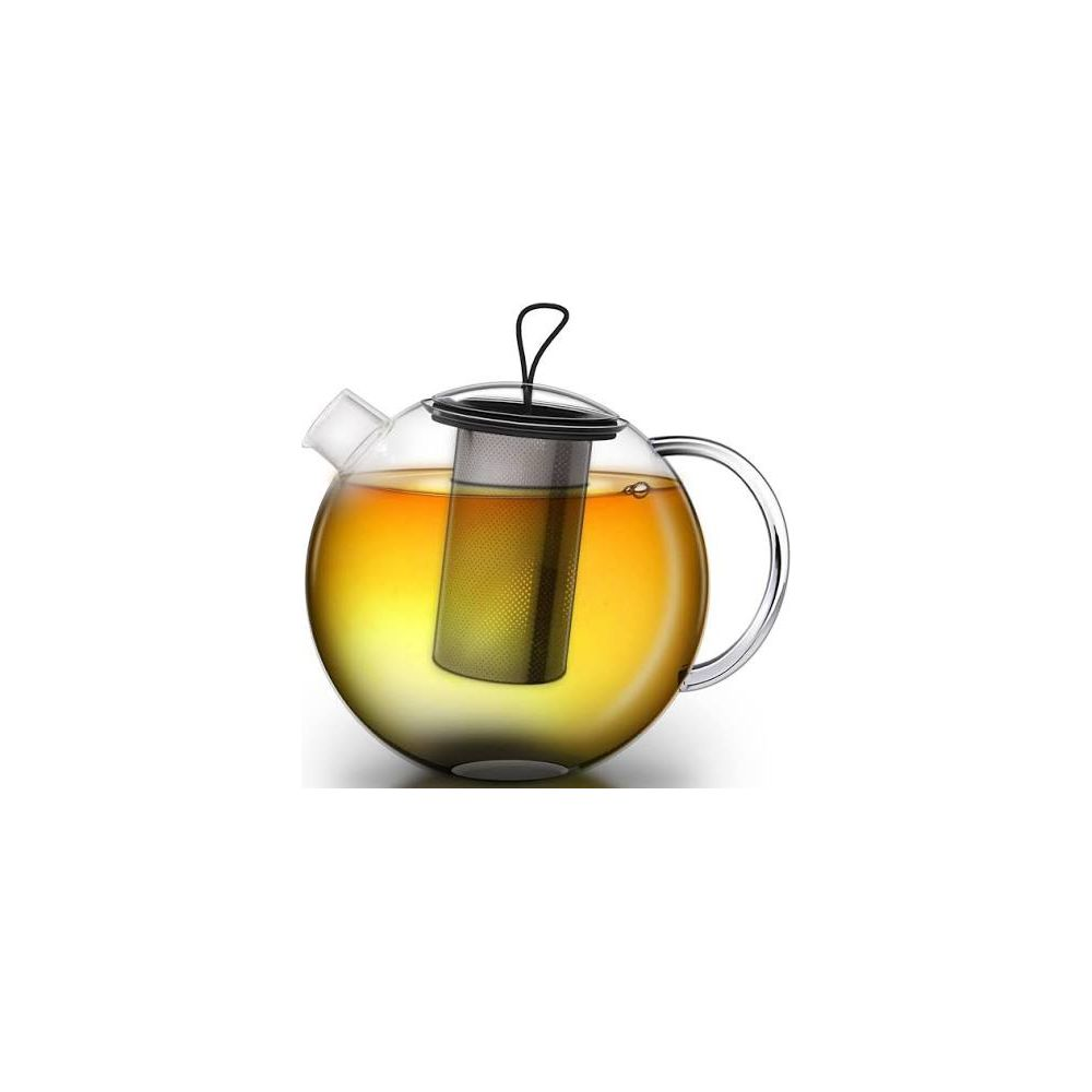 Una teiera di vetro con tè giallo e un infusore metallico.
