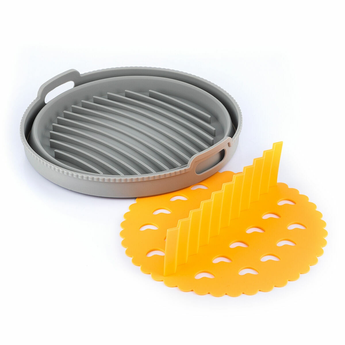 Un rivestimento rotondo in silicone per friggitrice ad aria è accanto a un tappetino in silicone arancione con ritagli.