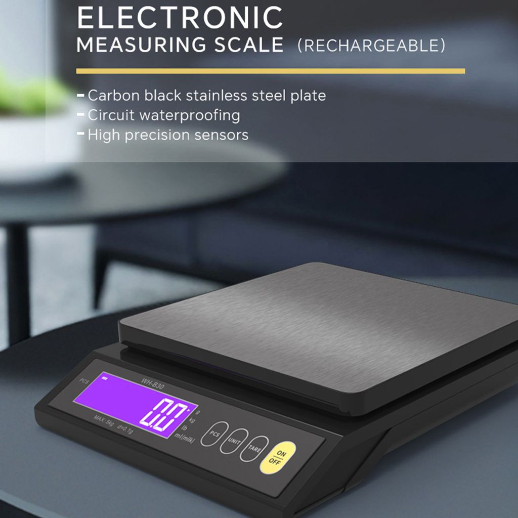 Eine schwarze elektronische Waage mit Edelstahlplatte und lila Display.