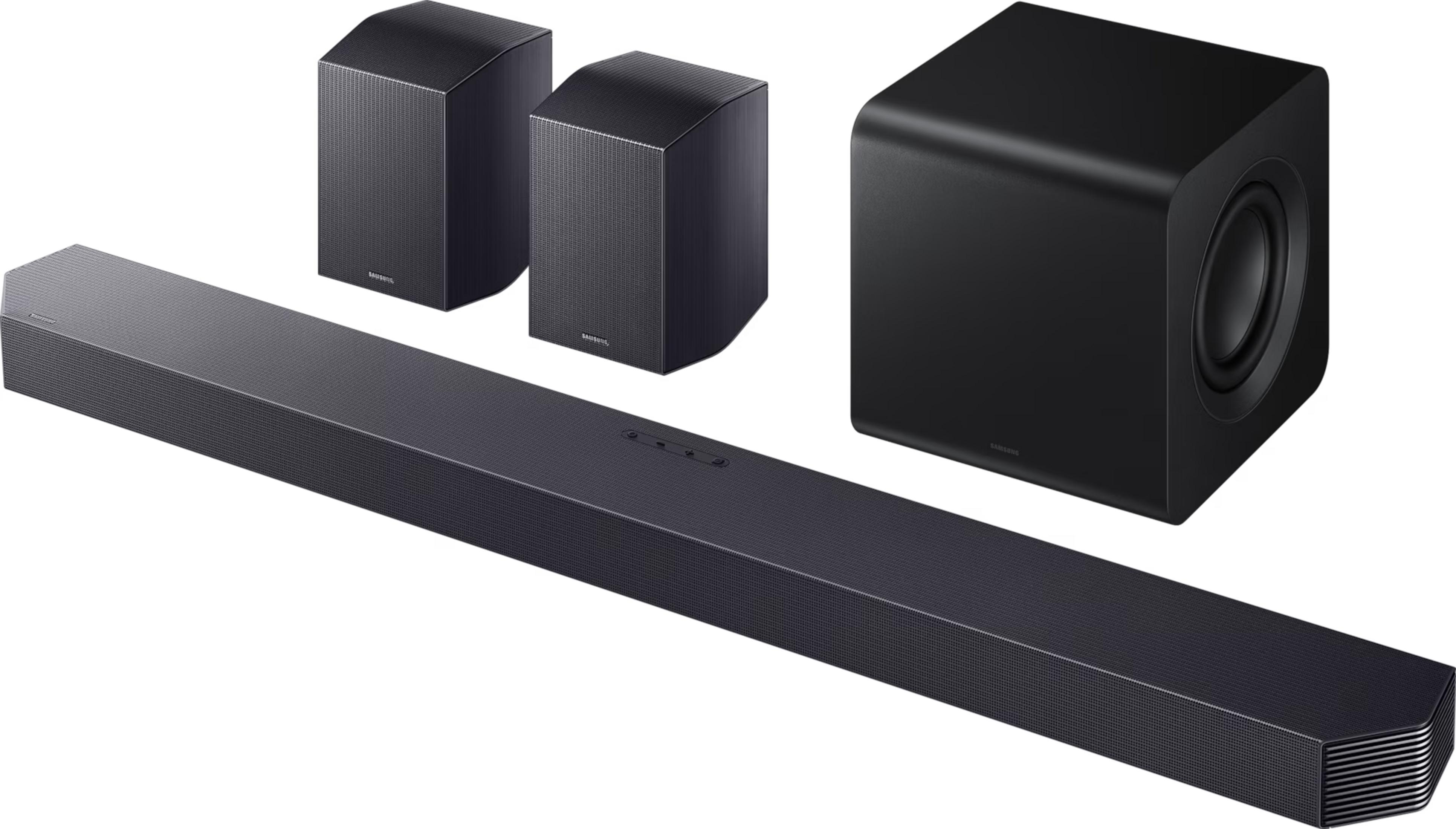 Schwarze Samsung Soundbar, Subwoofer und zwei Satellitenlautsprecher auf weißem Hintergrund.