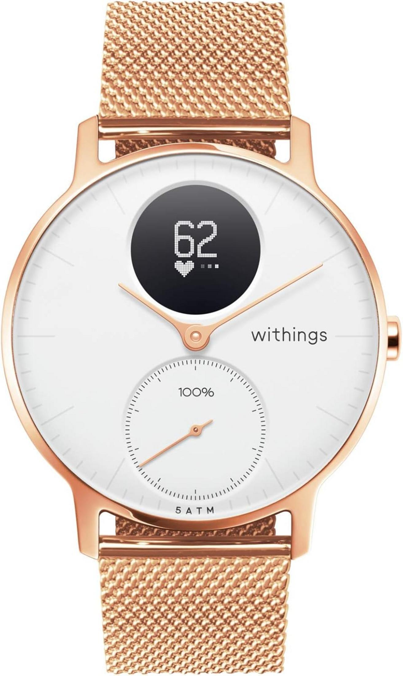 Un reloj inteligente oro rosa con esfera blanca que muestra '62' y '100%'.