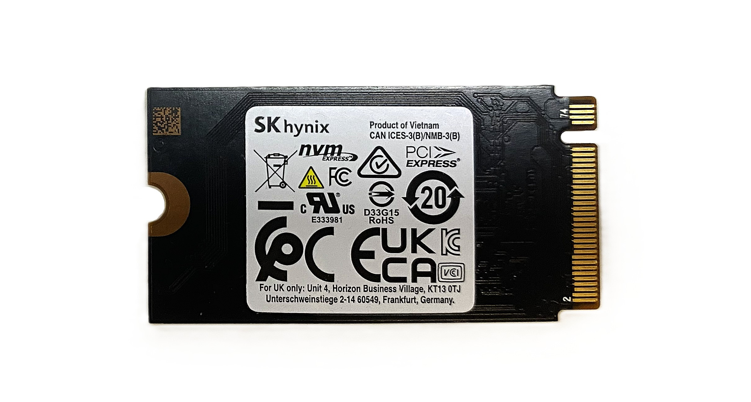 Ein SK hynix NVMe SSD mit PCI Express Anschluss auf weißem Hintergrund.