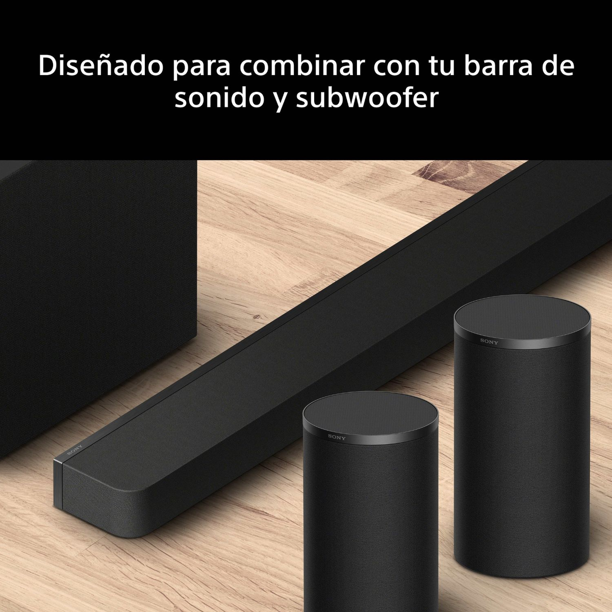Schwarze Sony Soundbar und zwei zylindrische Lautsprecher auf Holzboden.