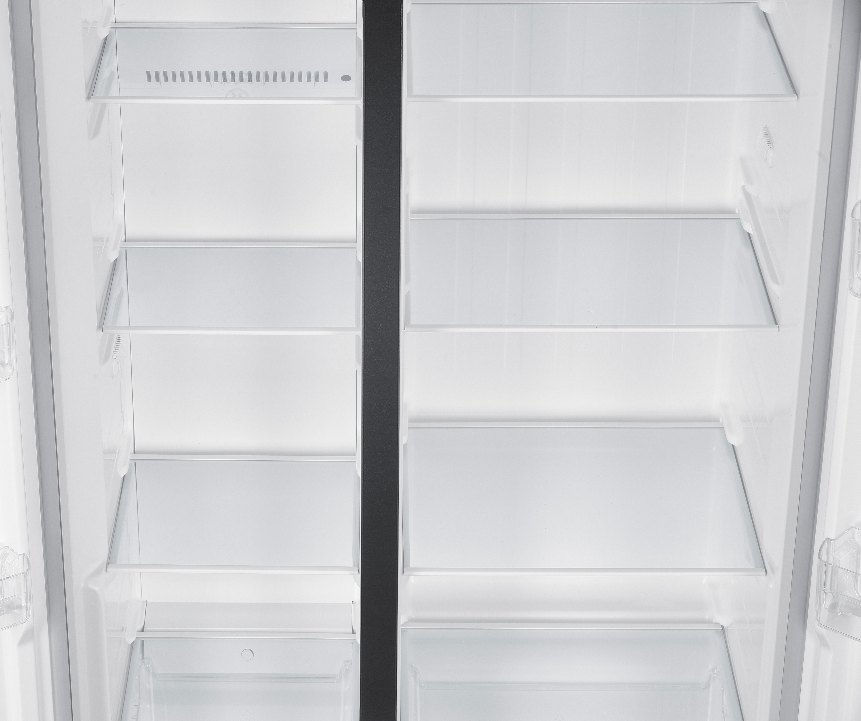 Innenansicht eines leeren Kühlschranks mit Glasböden und Fächern.