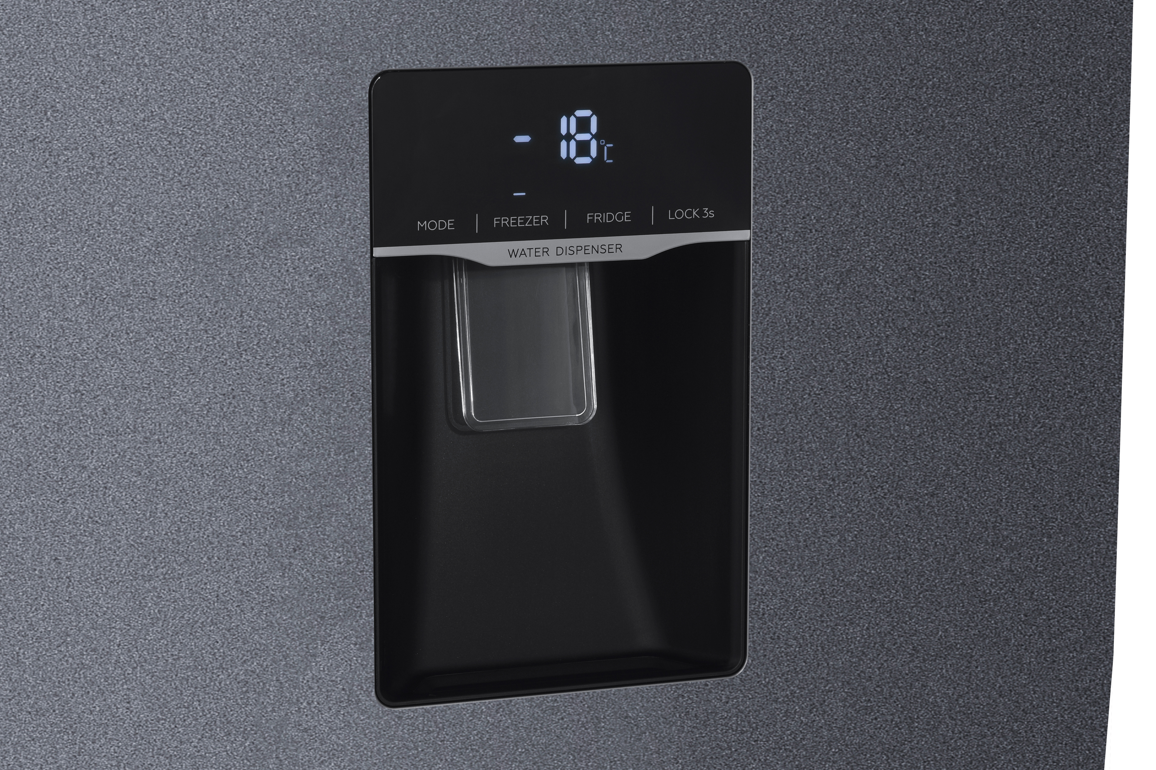 Ein Kühlschrank-Wasserspender mit digitaler Anzeige von -18 Grad Celsius.