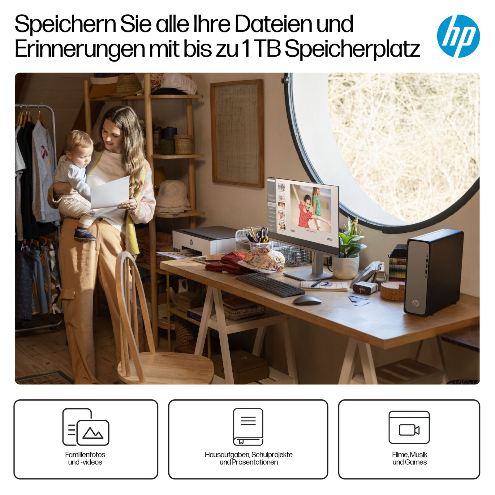 Frau mit Baby im Arm hält Laptop; Schreibtisch mit PC, Drucker und Pflanzen.