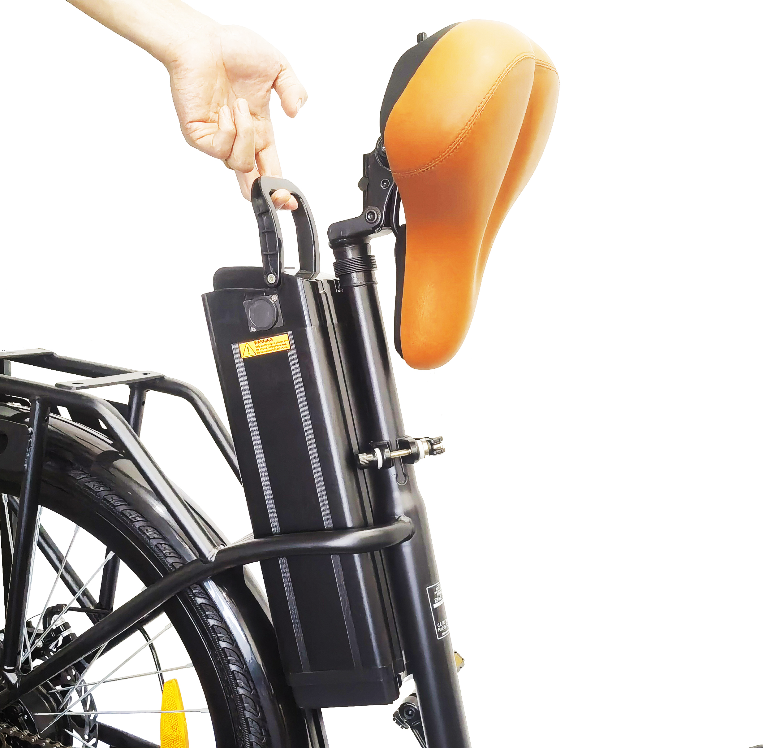 Hand hält schwarzen Fahrradakku neben orangefarbenem Sattel. Weißer Hintergrund.
