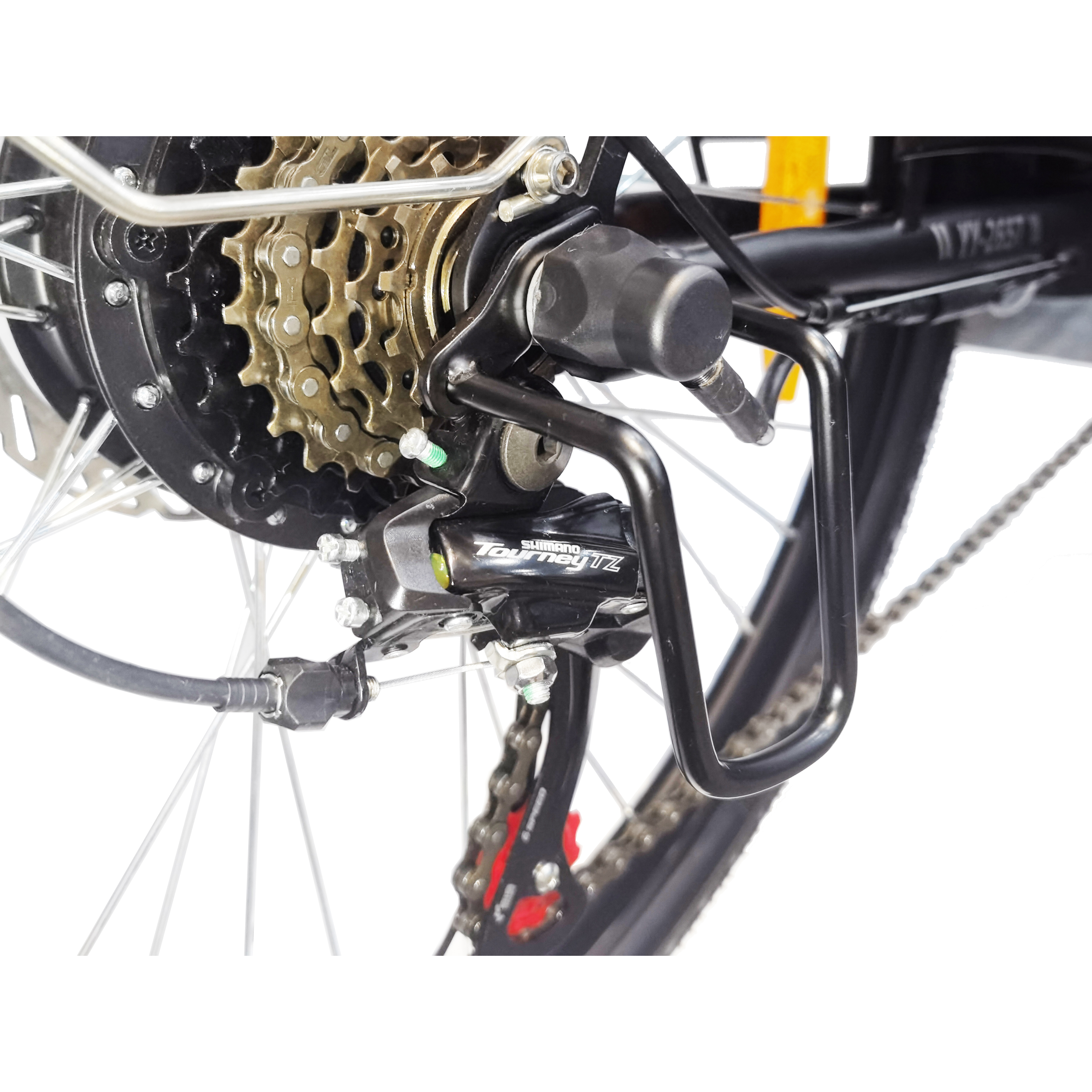 Nahaufnahme der goldenen Fahrradkassette und des Schaltwerks.