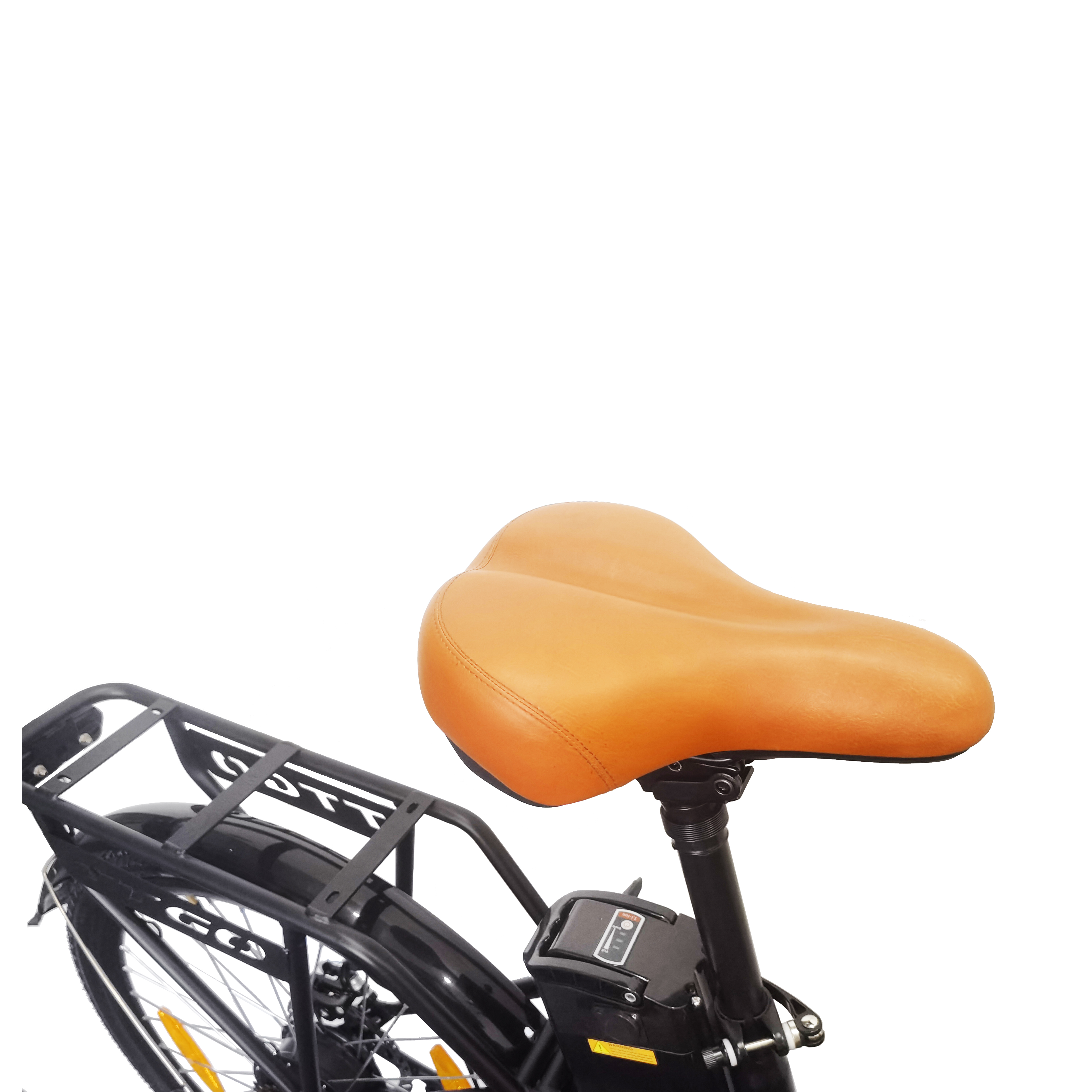 Ein orangefarbener Sattel auf einem schwarzen Fahrrad mit Gepäckträger.