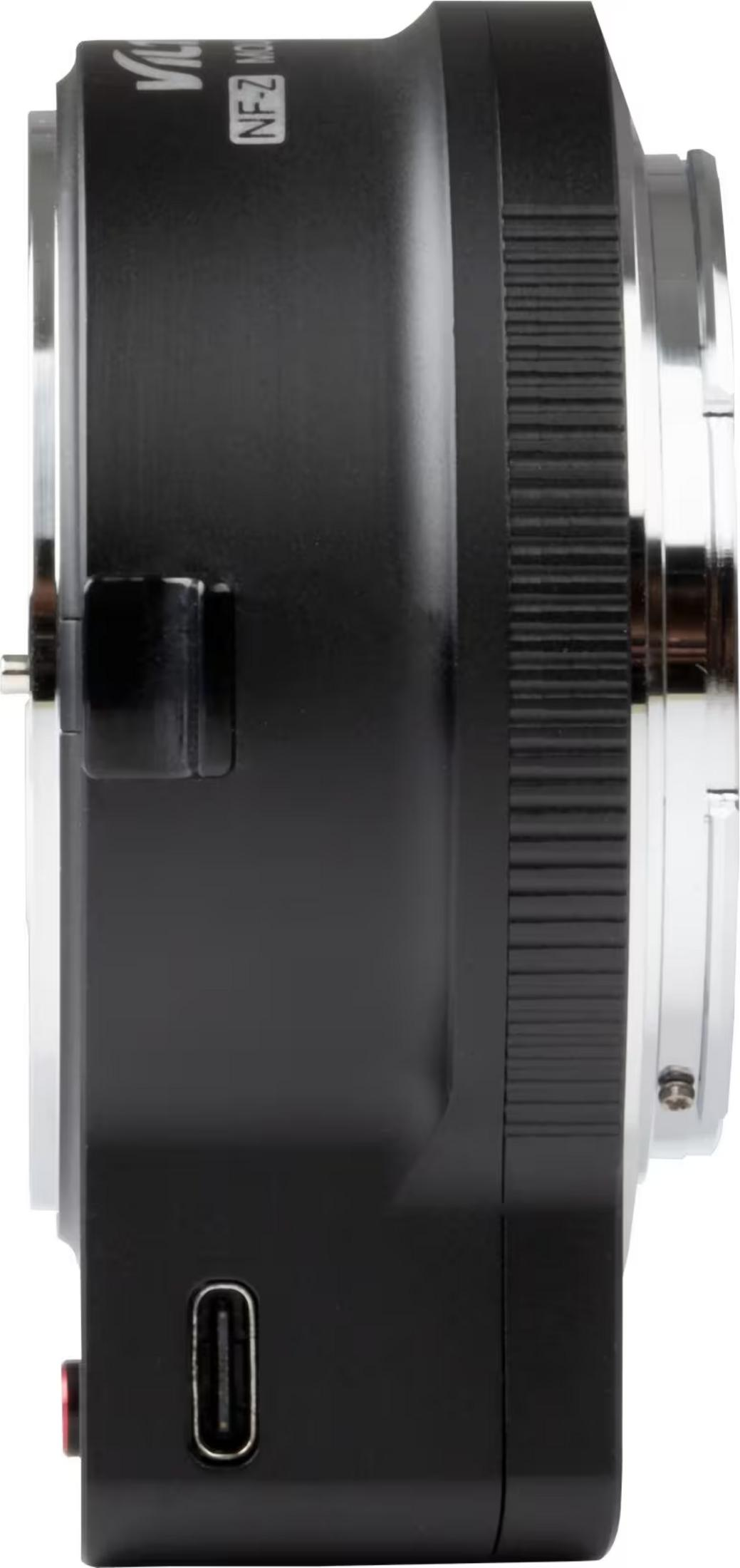 Schwarzer Kameraadapter mit silbernen Anschlüssen und beschriftetem Gehäuse.