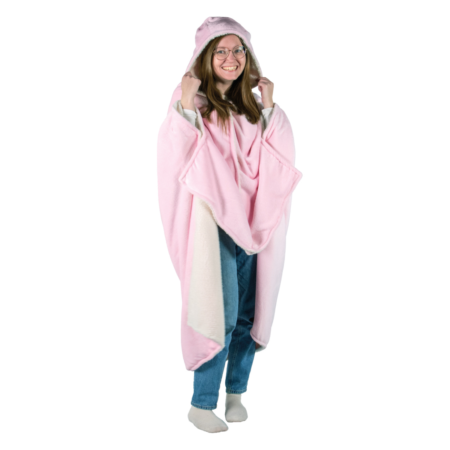 Una donna indossa una coperta con cappuccio rosa con fodera in sherpa e jeans.