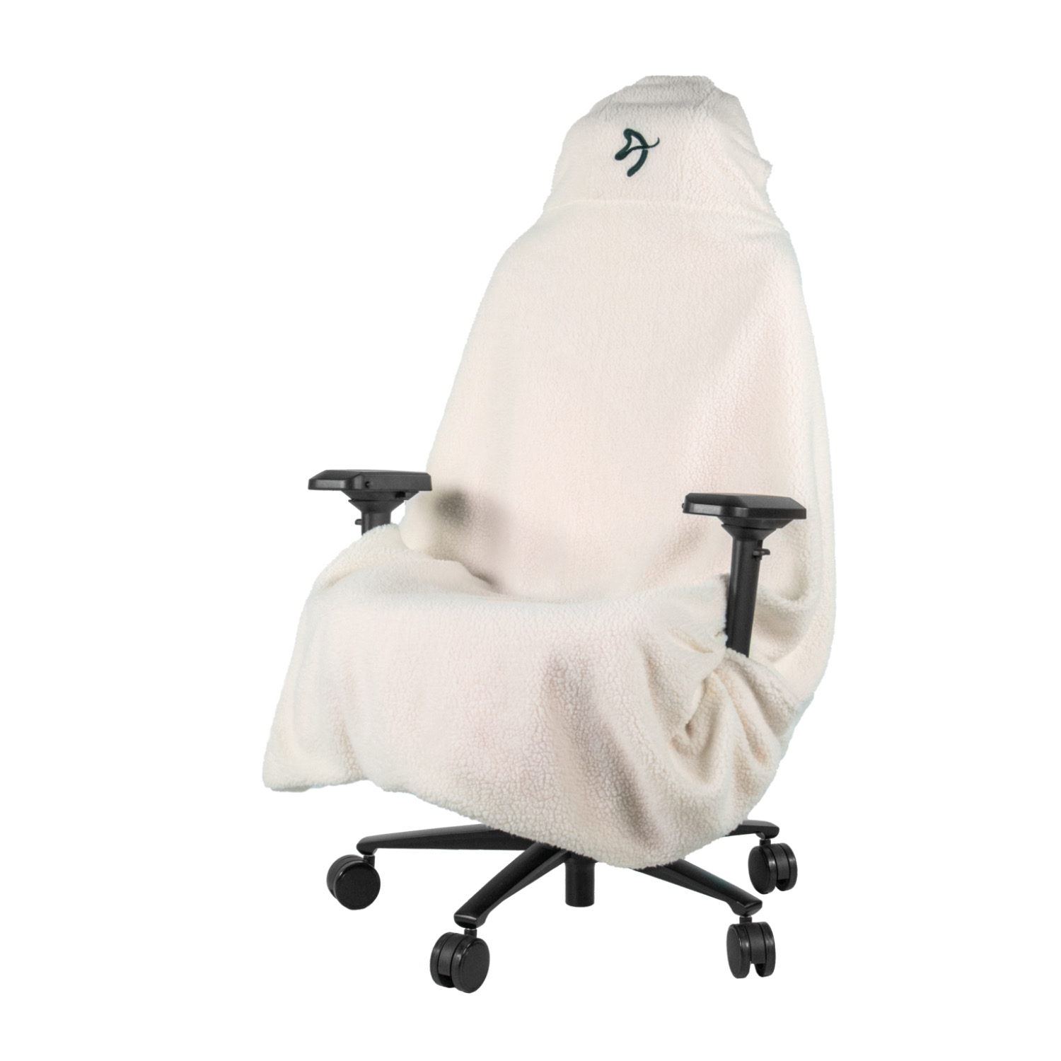 Un coprisedia sherpa color crema con cappuccio drappeggiato su una sedia da ufficio nera.
