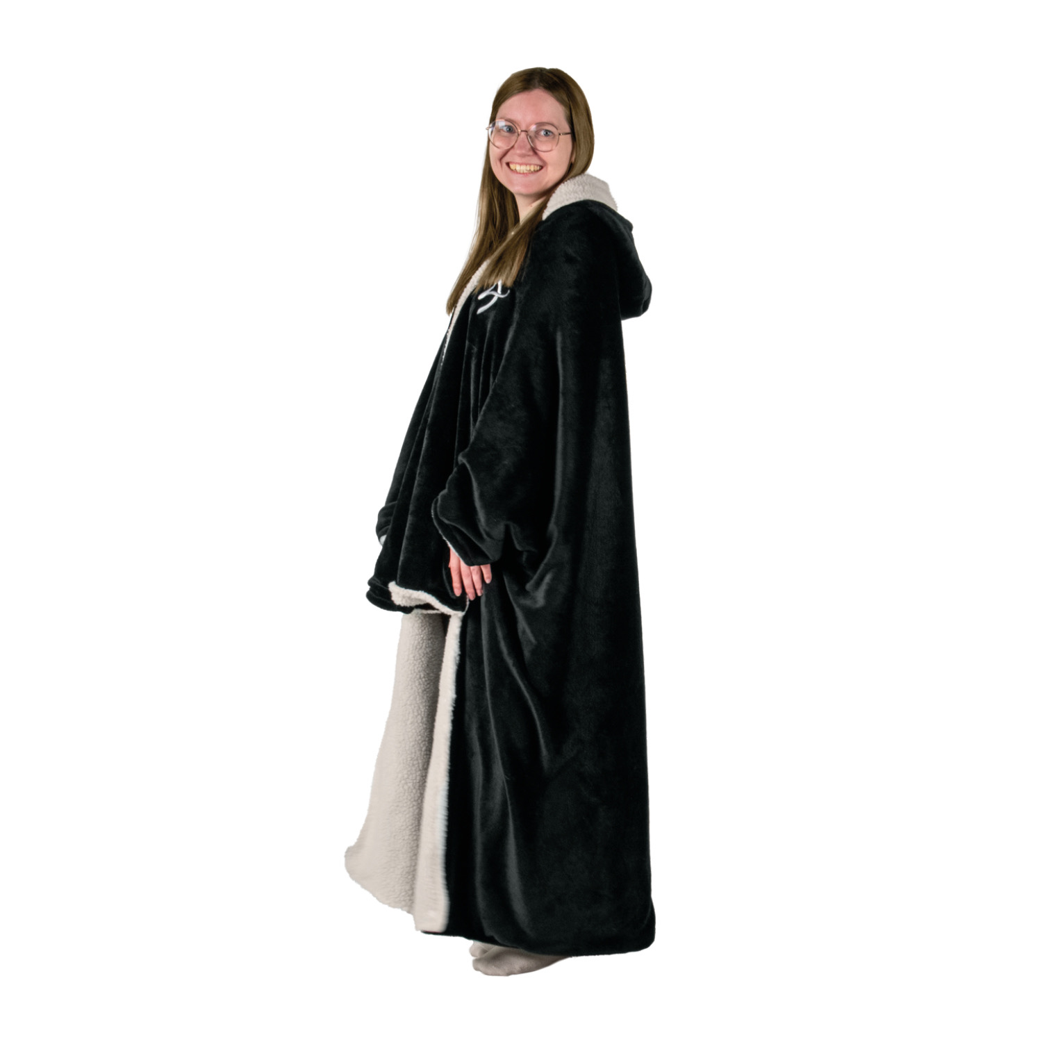 Una donna con gli occhiali indossa una vestaglia con cappuccio foderata in sherpa nera.