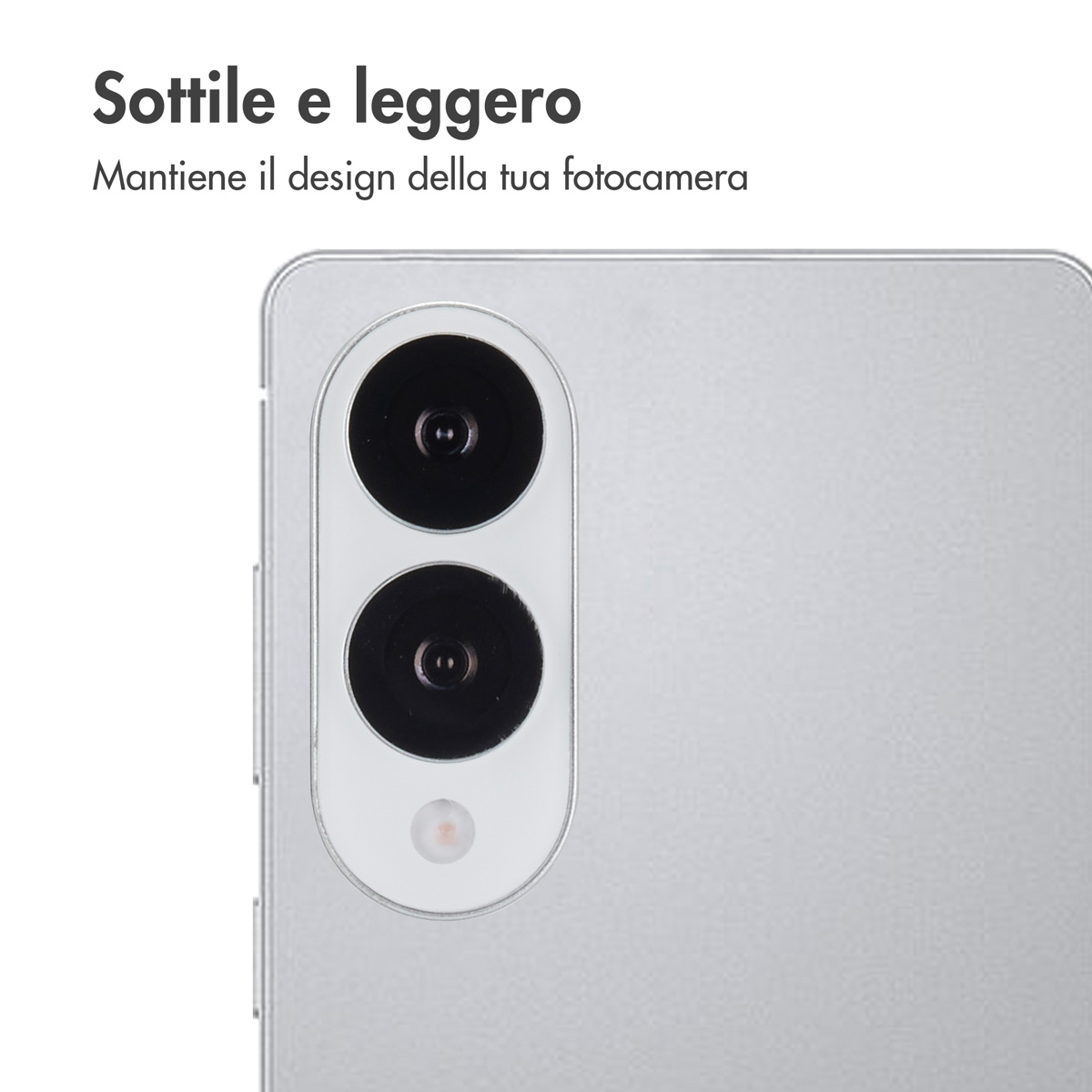Gros plan de l'arrière d'un smartphone argenté avec deux objectifs photo.