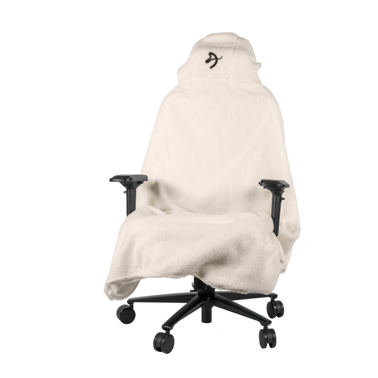 Una sedia sherpa bianca con base nera e ruote, drappeggiata con una coperta bianca.