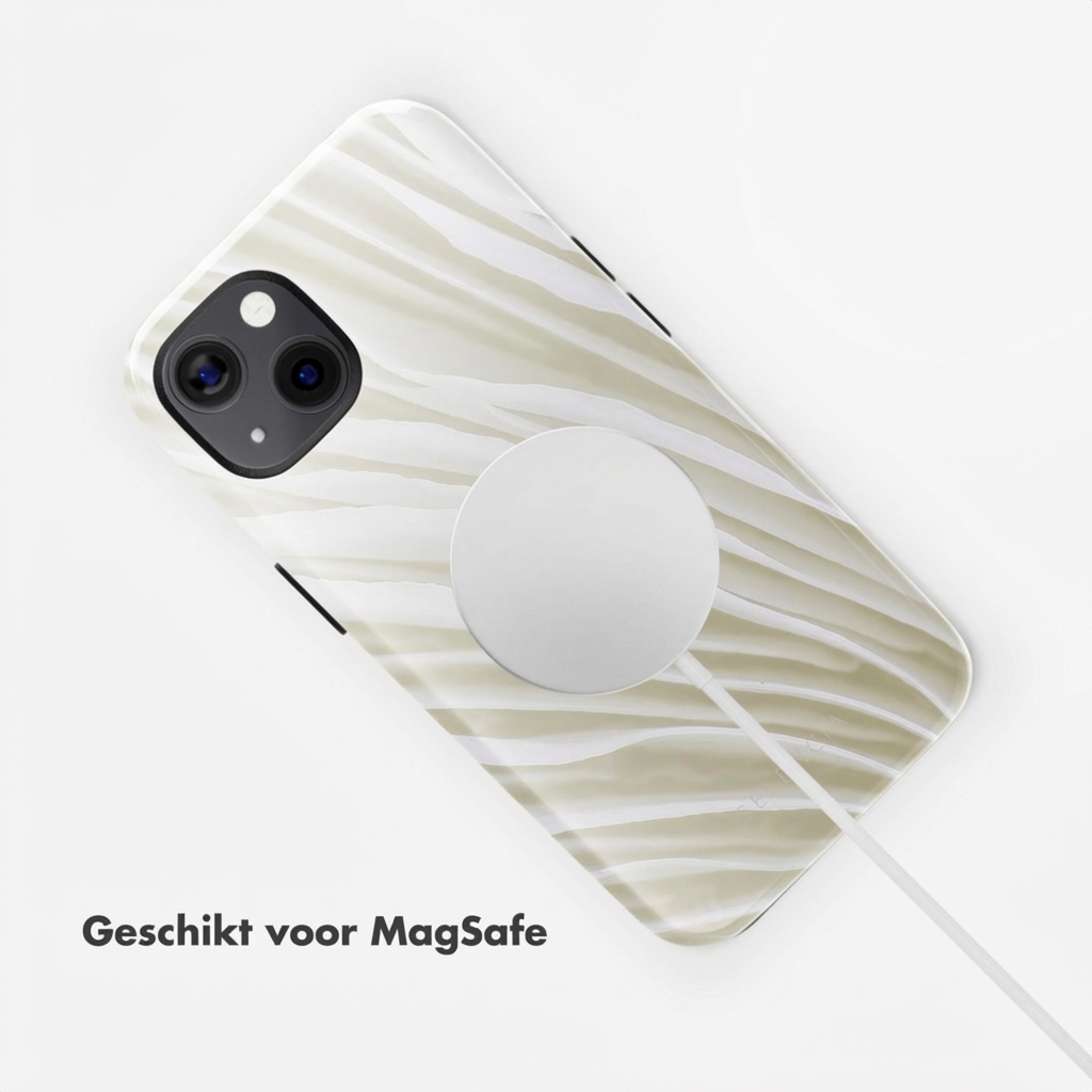 Une coque de téléphone rayée blanche et beige avec un chargeur MagSafe attaché.