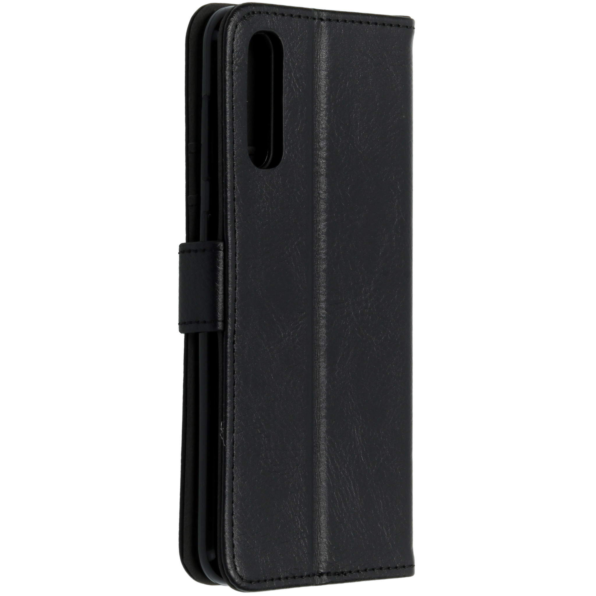 Un étui de téléphone à rabat en cuir noir fermé avec coutures et sangle.