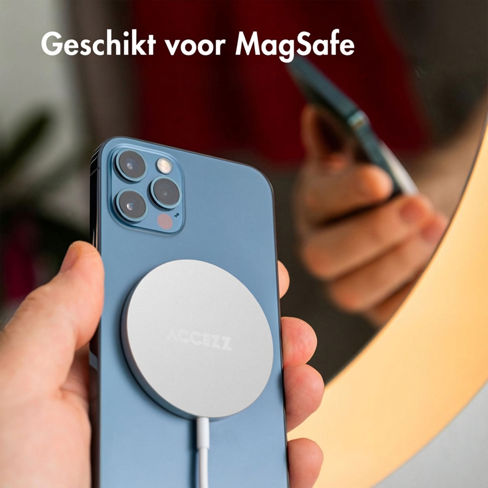 De achterkant van een blauwe iPhone met een MagSafe-oplader en een wit snoer.