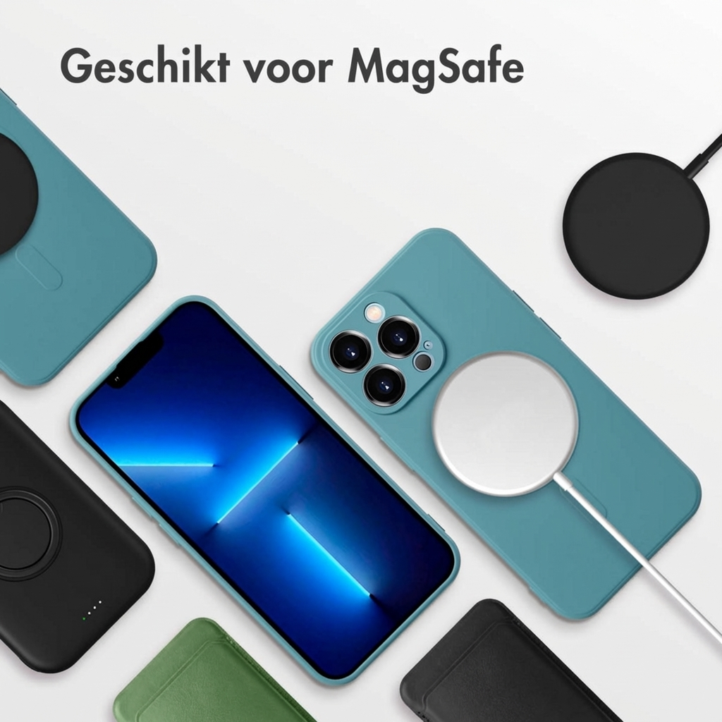 Turquoise en groene iPhone hoesjes met MagSafe lader en iPhone.