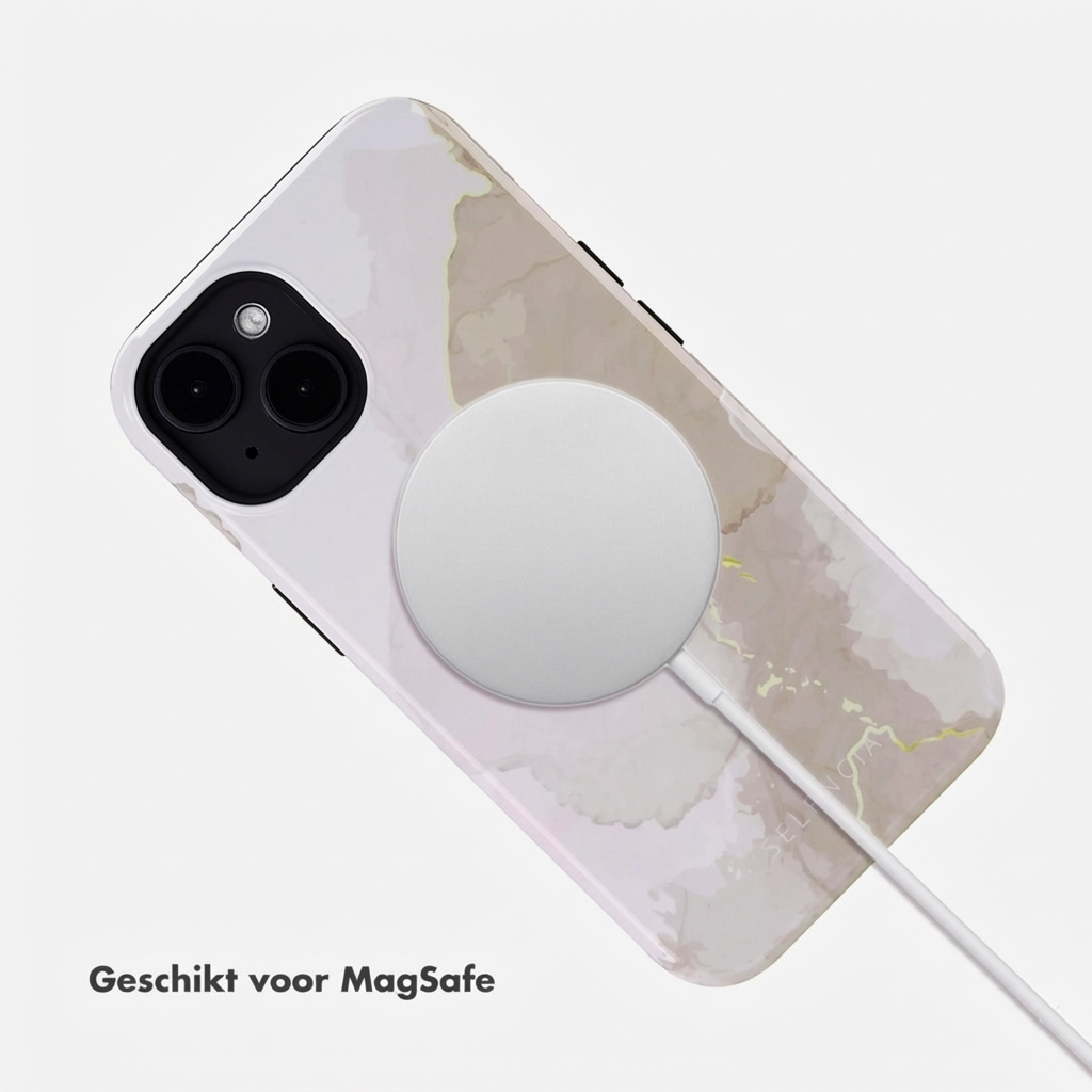 Een telefoon met marmerpatroon en een MagSafe-oplader eraan.