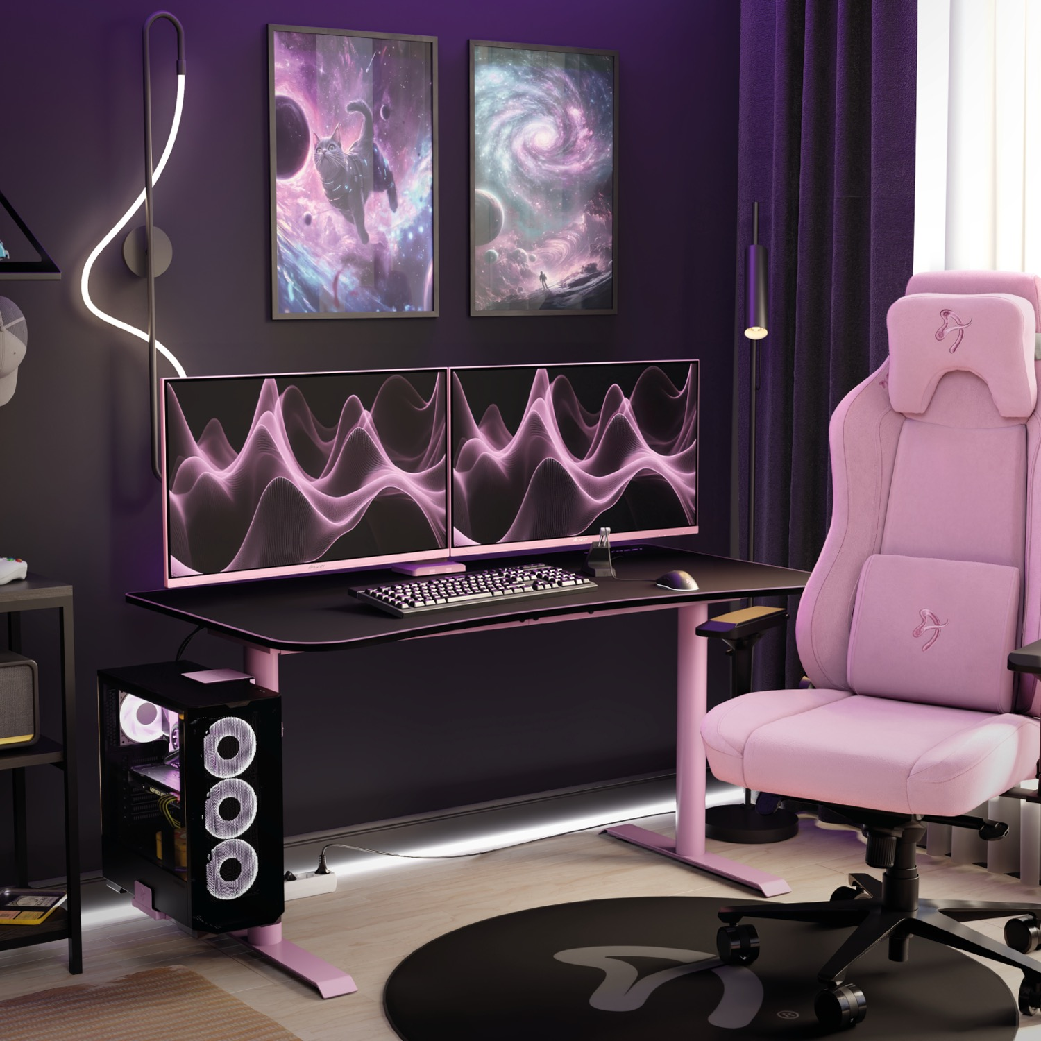 Postazione gaming rosa con doppio monitor, PC, sedia e arte spaziale.