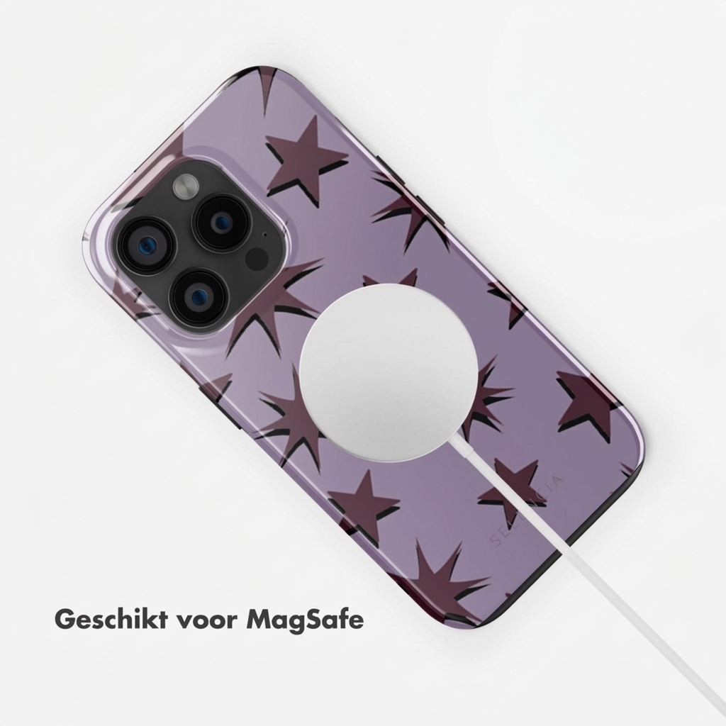 Coque violette à étoiles, chargeur MagSafe et câble sur fond blanc.