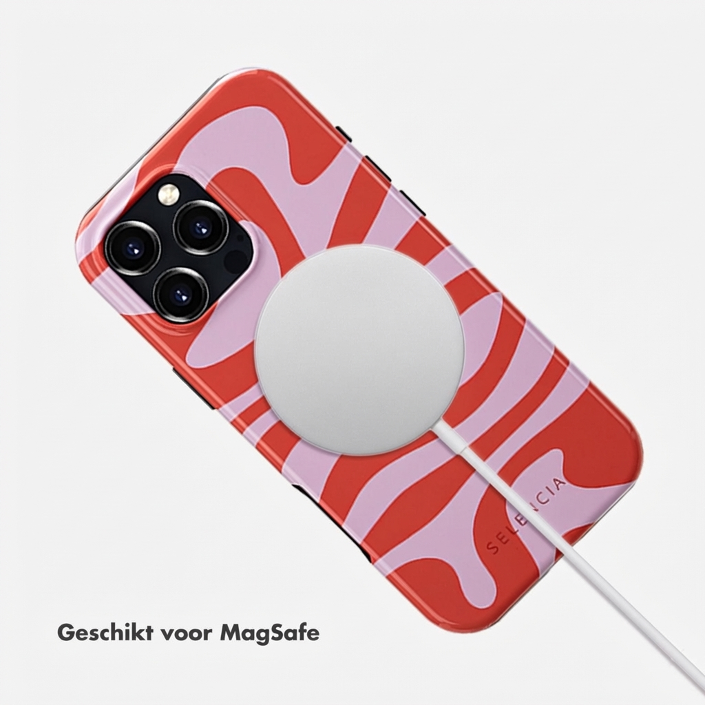 Coque rouge à motif ondulé rose, chargeur MagSafe attaché.