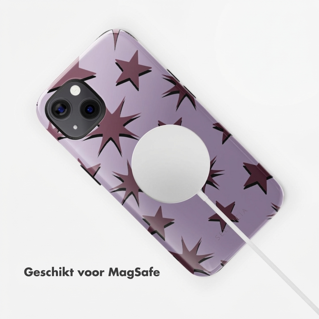 Coque violette à motif étoiles, chargeur MagSafe sur le téléphone.
