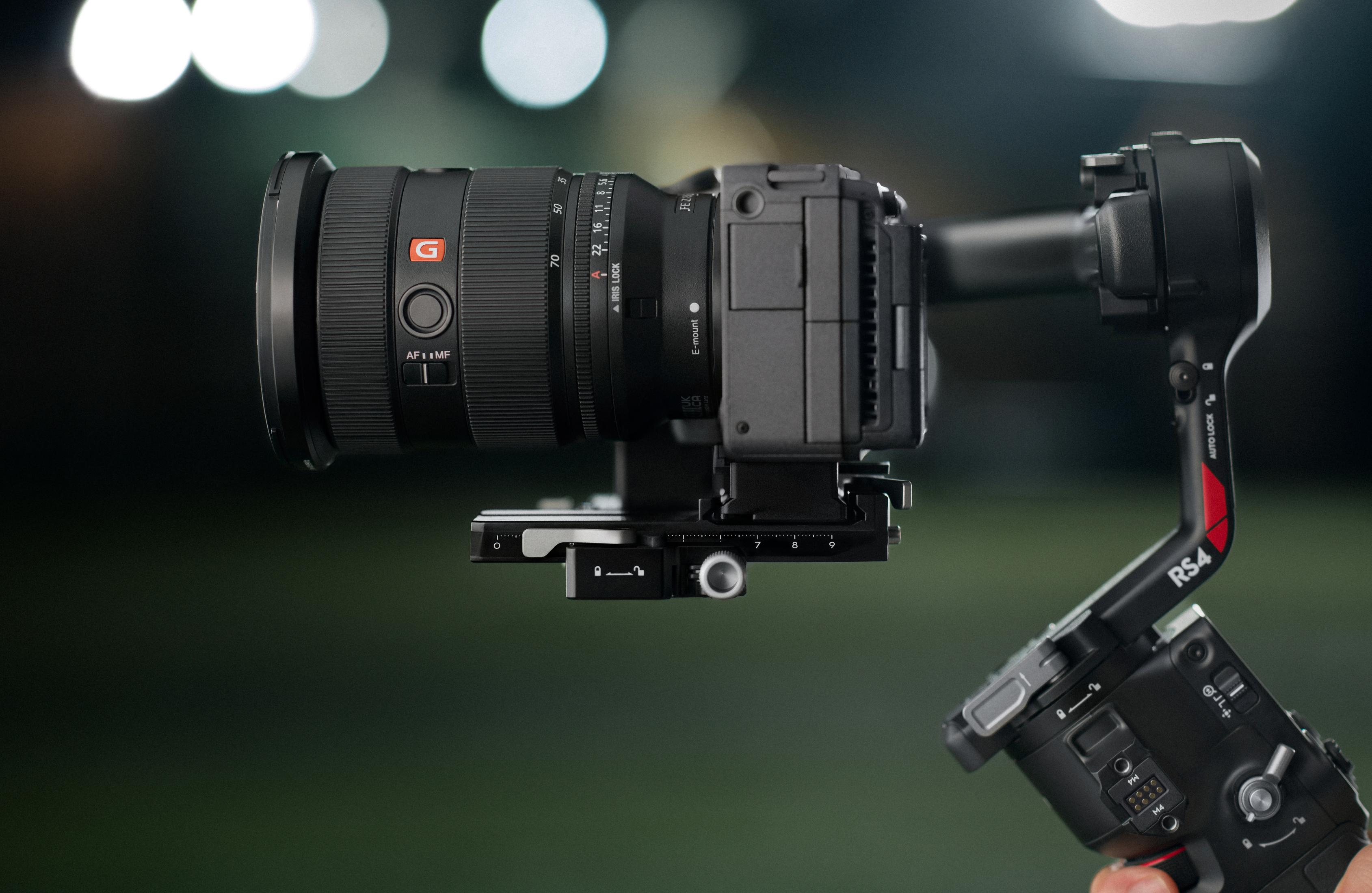 Eine Sony-Kamera mit Zoomobjektiv, montiert auf einem DJI RS4 Gimbal.