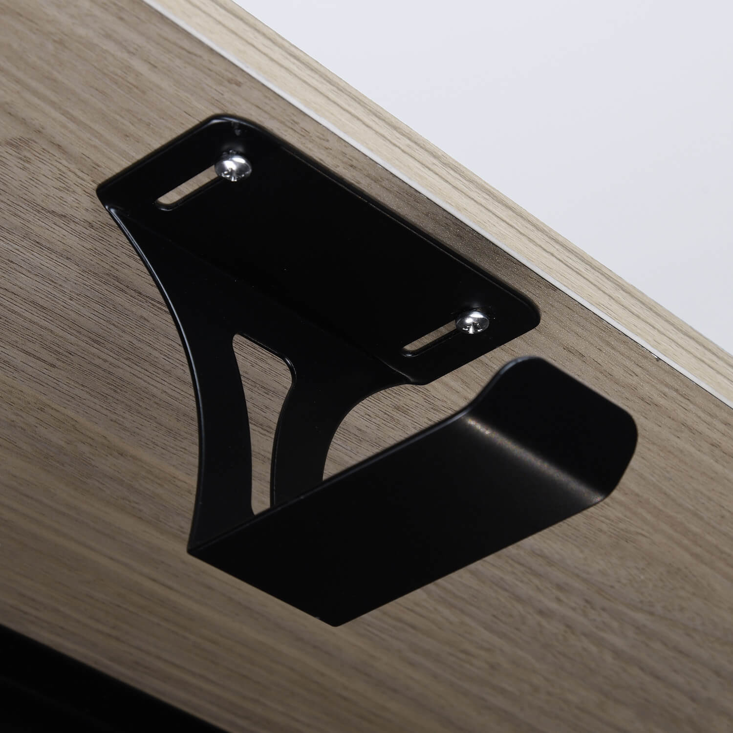 Gancio nero in metallo, fissato su una superficie di legno.
