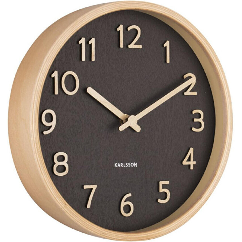 Un orologio rotondo in legno con quadrante scuro e numeri chiari.