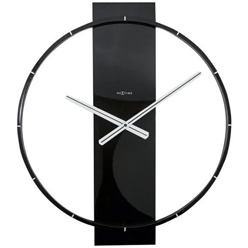 Un moderno orologio da parete nero con lancette e indici argentati.