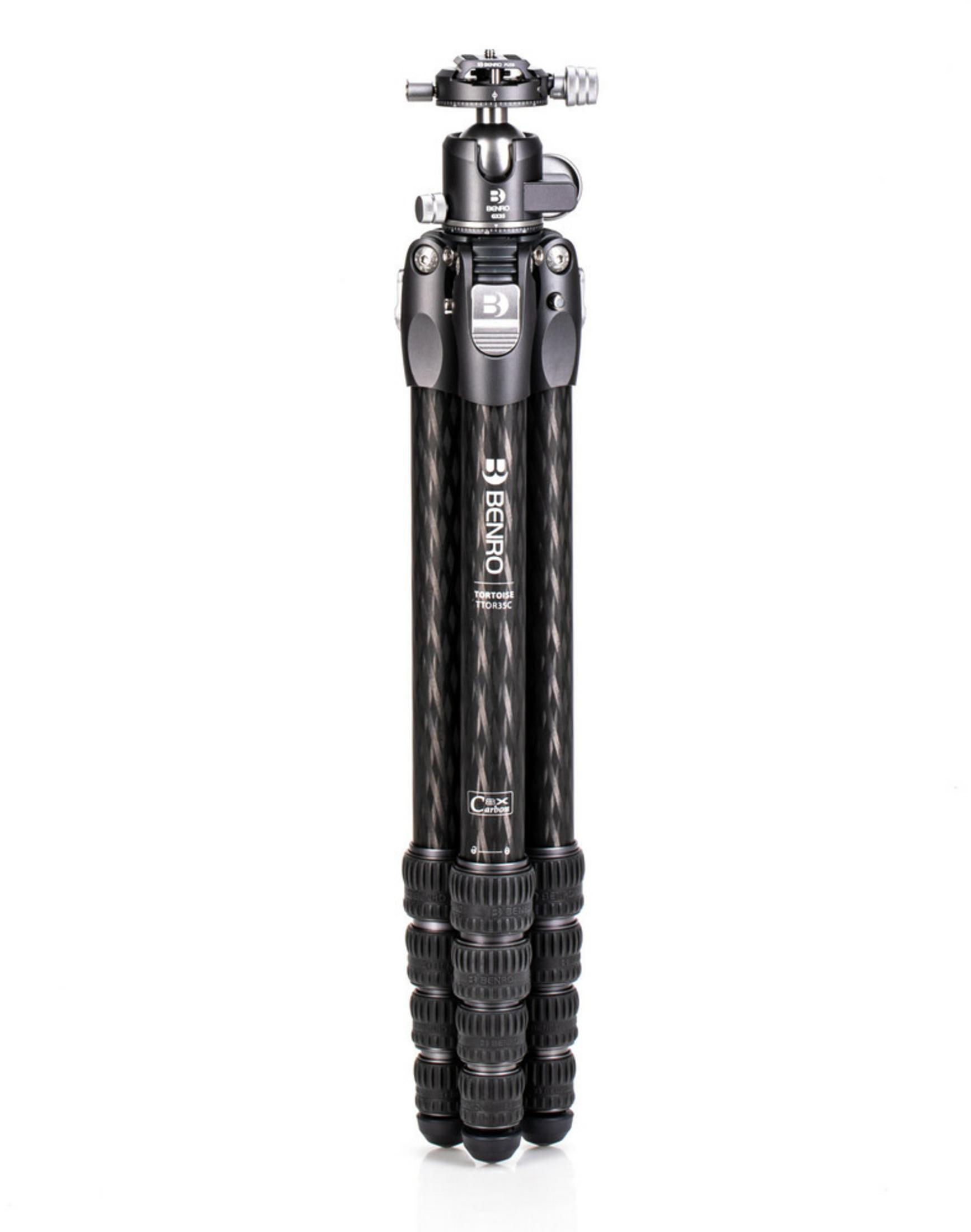 Ein schwarzer BENRO Carbon-Stativ mit Kugelkopfeinheit, auf weißem Hintergrund.