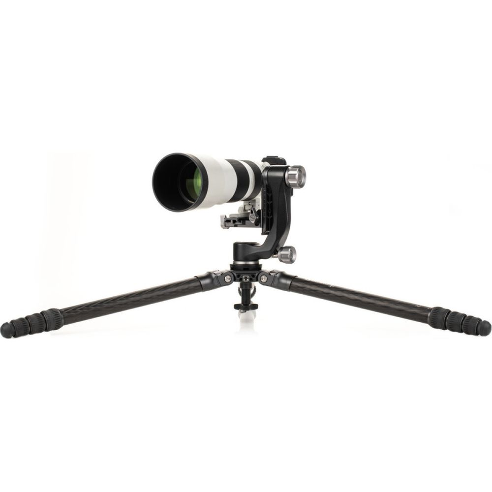 Ein Teleobjektiv auf einem Carbon-Stativ mit Gimbal-Kopf, isoliert auf weißem Hintergrund.