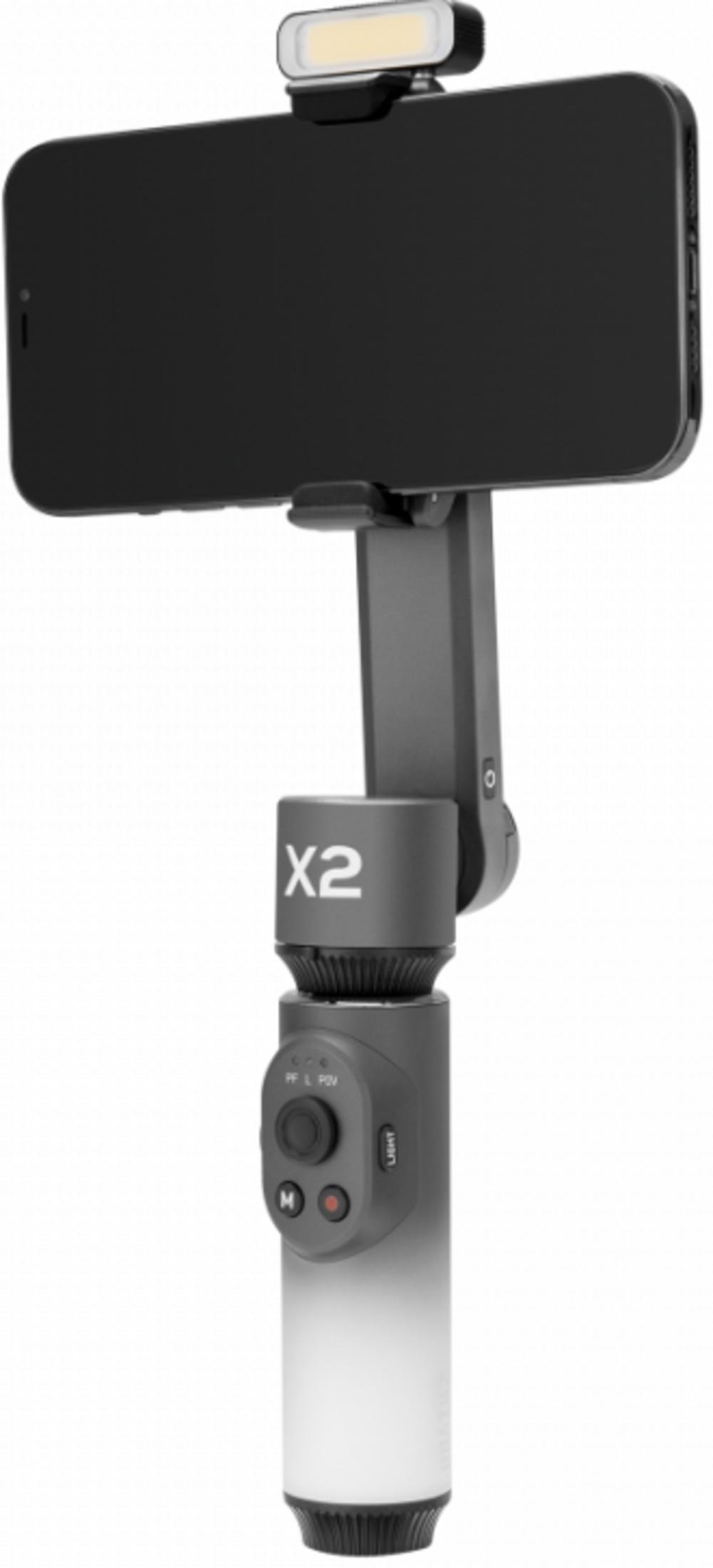 Ein schwarzes Smartphone ist auf einem grauen Gimbal mit Lichtaufsatz montiert.